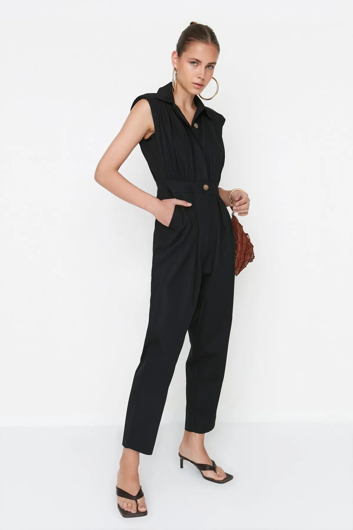 Trendyol Collection  Design Schwarzer, wattierter Maxi-Jumpsuit aus Webstoff TWOSS21TU0233