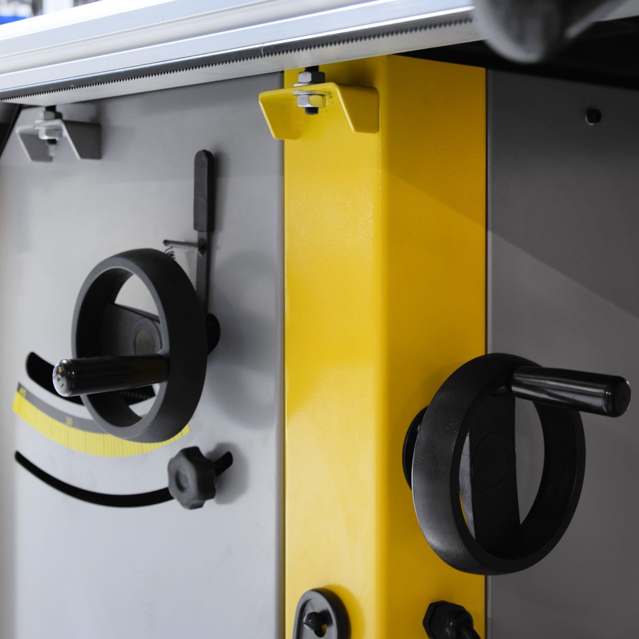 BAMATO Formatkreissäge BFKS-2000 inkl. XXL-Lieferumfang und serienmäßiger Vorritzeinheit