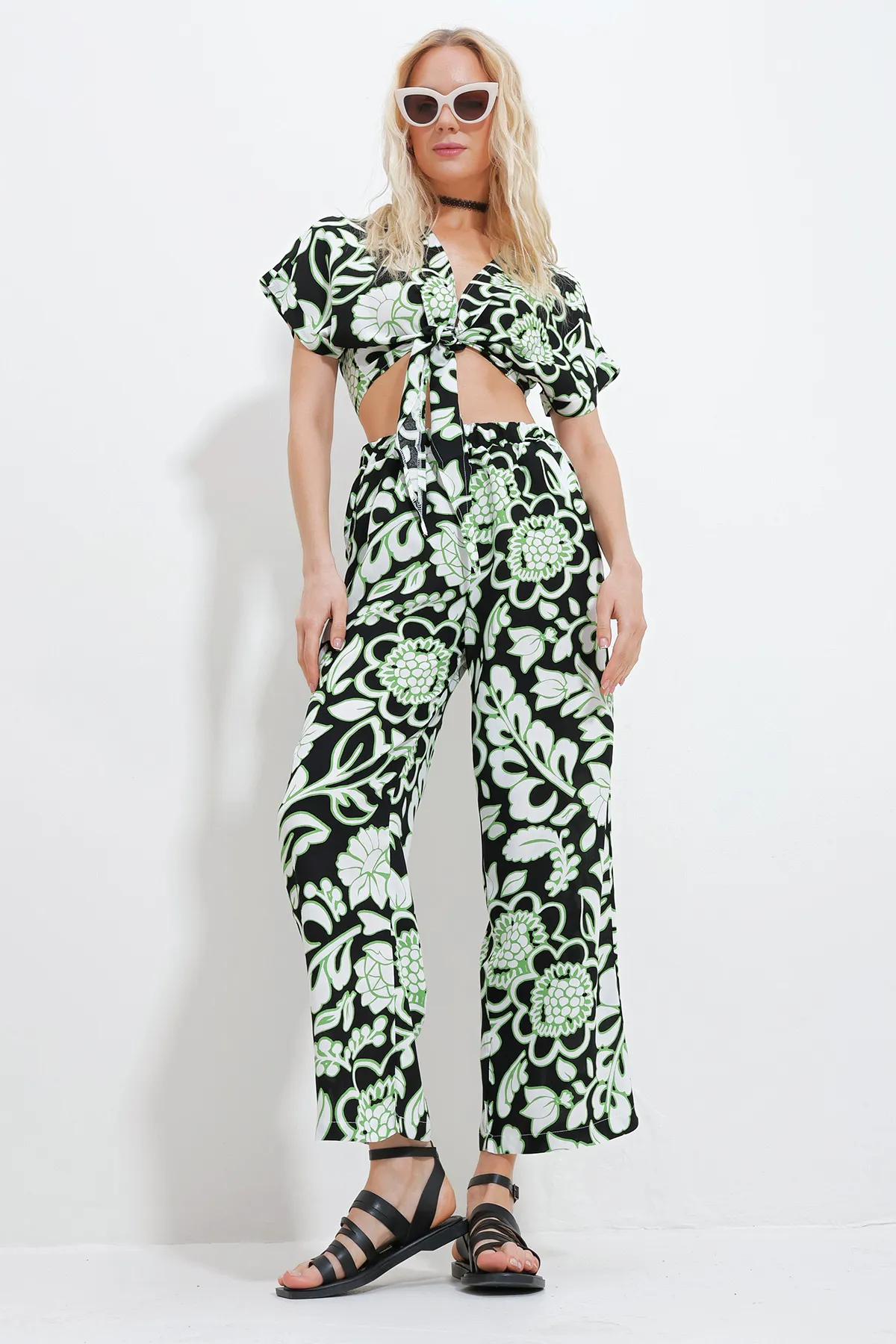 Trend Alaçatı Stili  Damen-Set aus grün gemusterter, bauchfreier Bluse zum Binden und Taschenhose unten oben, gewebt, Set Alc-X11745