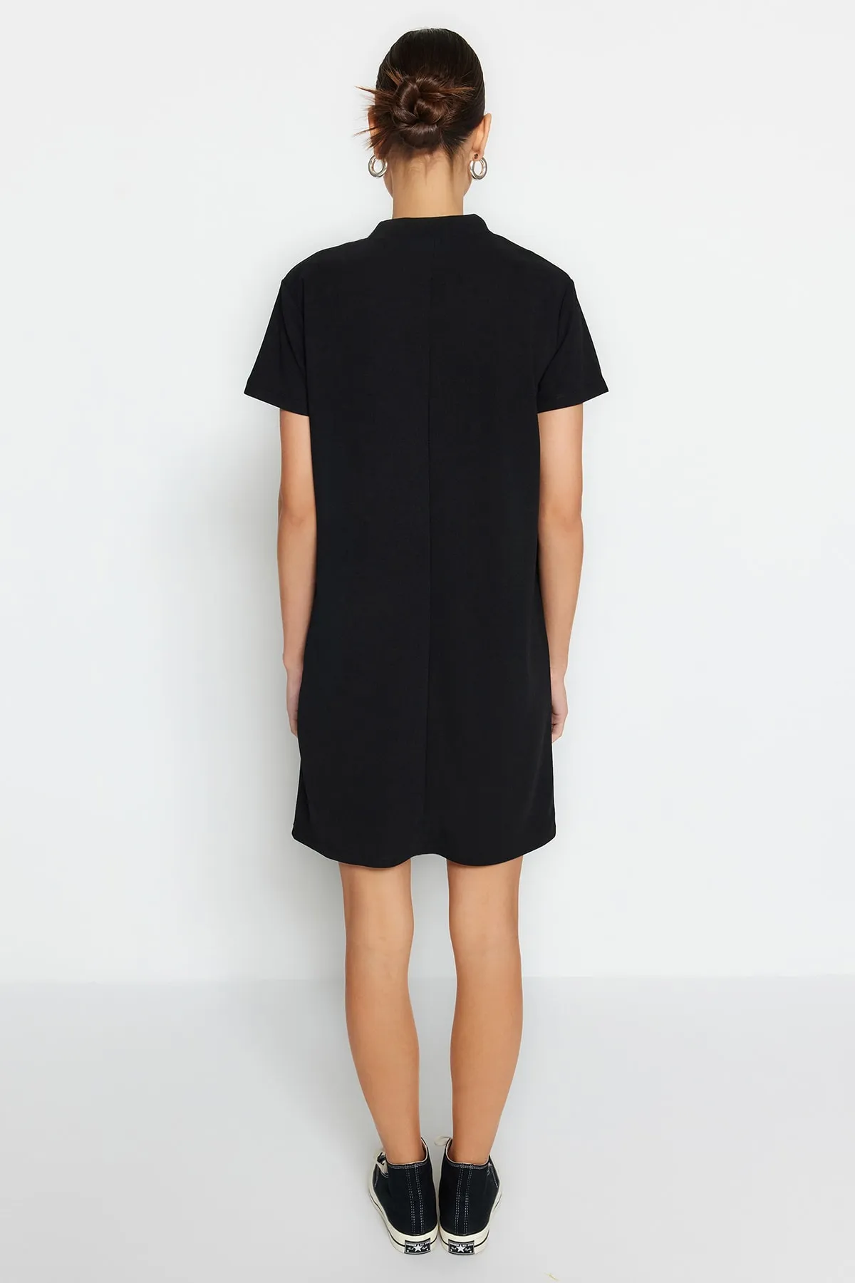 Trendyol Collection  Schwarzes Mini-Strickkleid aus Crêpe mit offener Taille und Skater-Stil im Taschen-Look TWOSS23EL01802