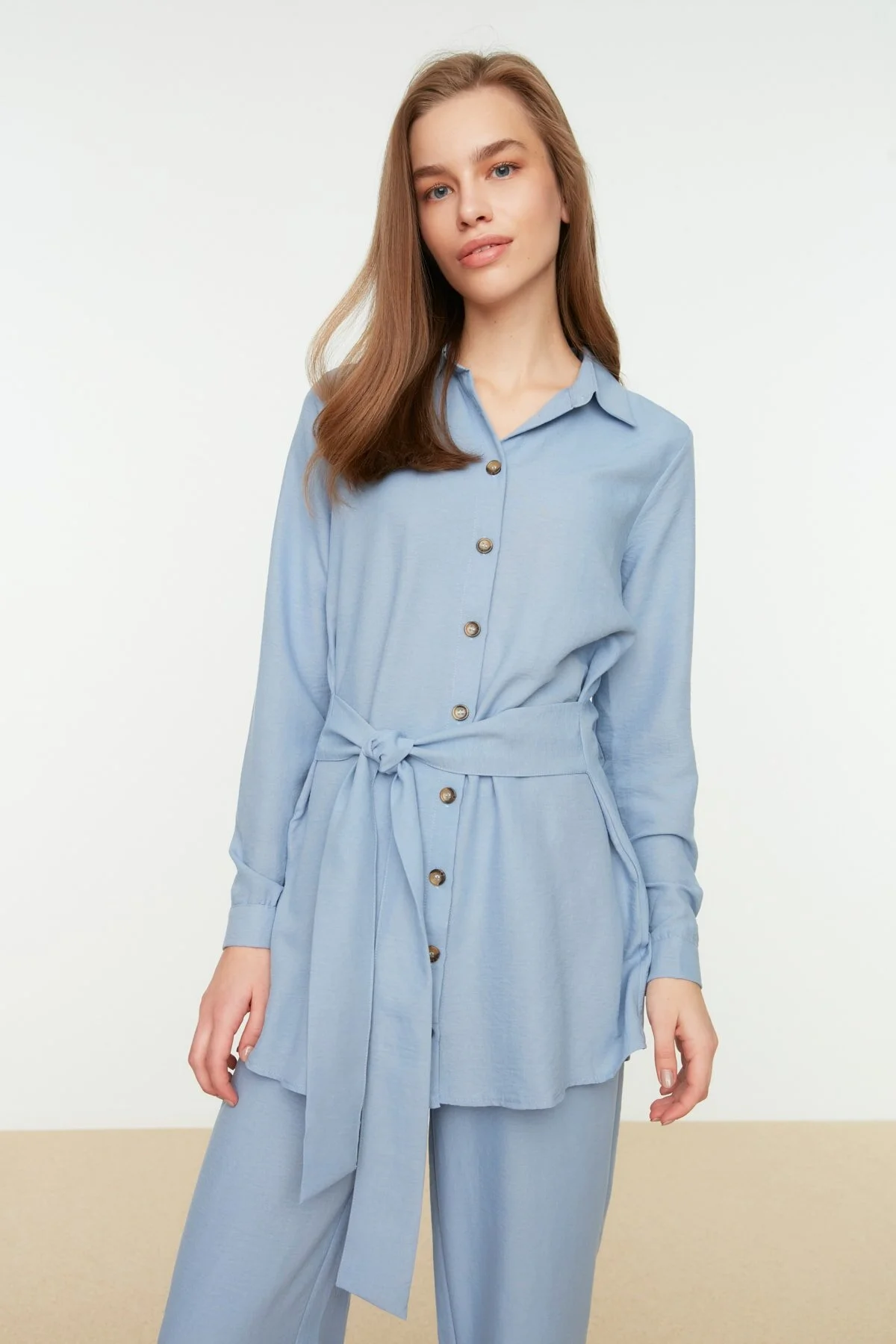 Trendyol Modest  Blaues Aerobin-Hemd-Hosen-Set aus gewebtem Stoff mit weitem Bein und Gürtel TCTSS22US0067