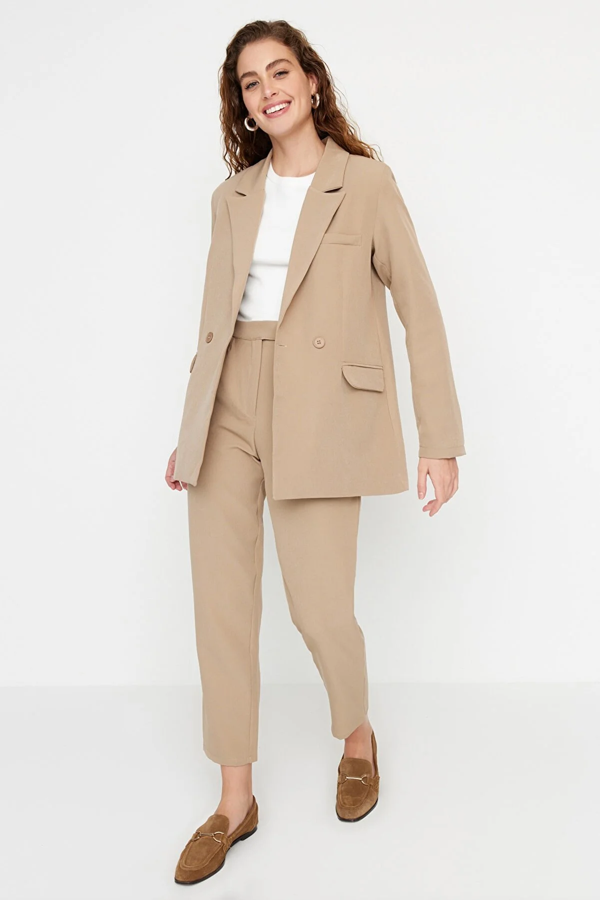 Trendyol Modest  Nerzfarbenes Blazer-Jacken-Hosen-Set aus gewebtem Oberteil und Unterteil TCTAW23US00132