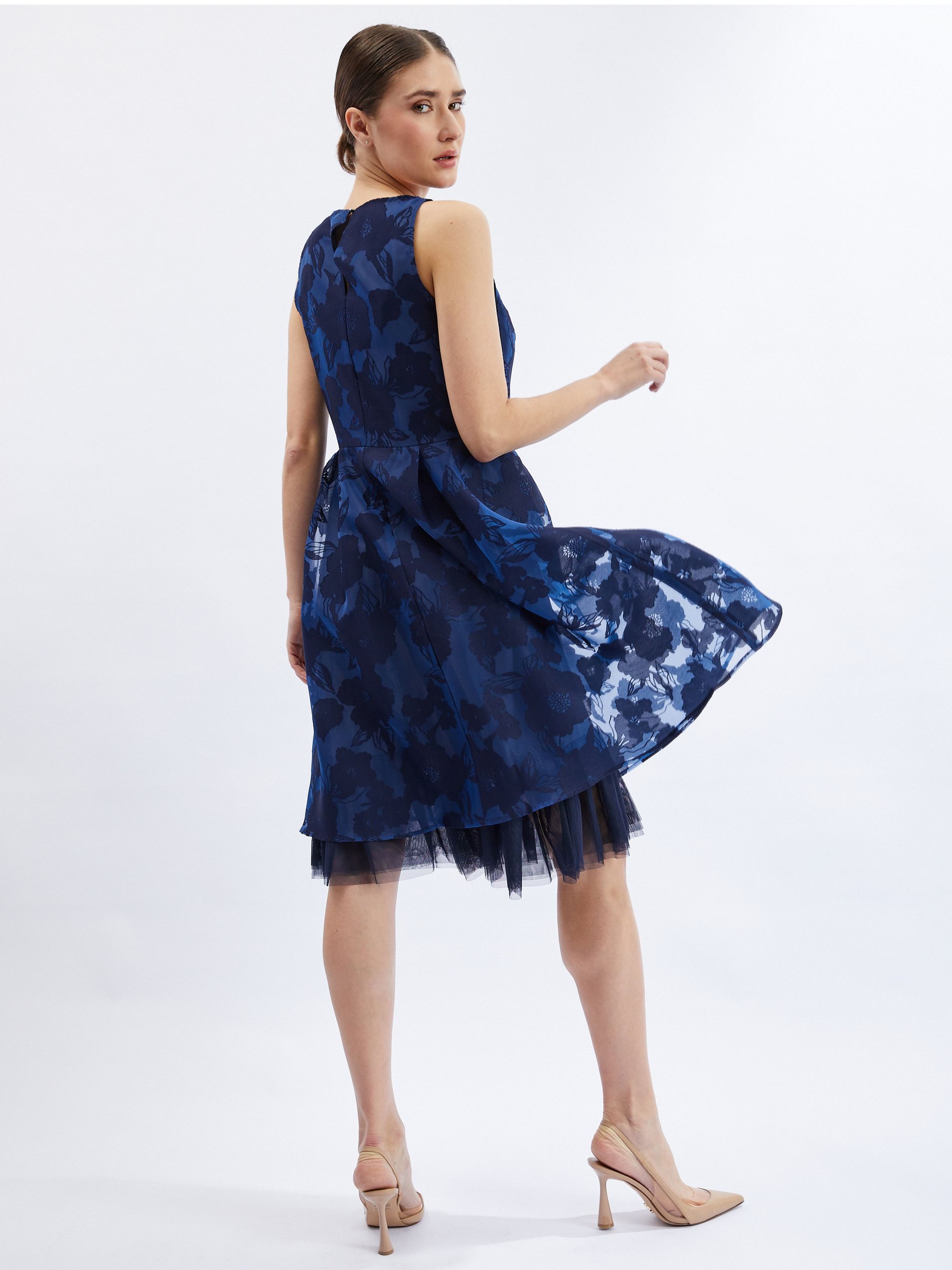 Dunkelblaues Damenkleid mit dekorativen Details ORSAY