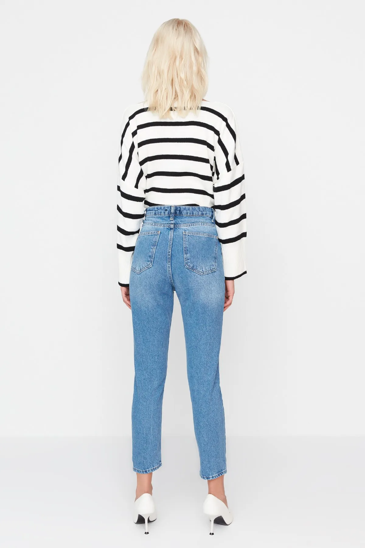 Trendyol Collection  Indigoblaue, verwaschene Mom-Jeans mit hoher Taille TWOSS20JE0099