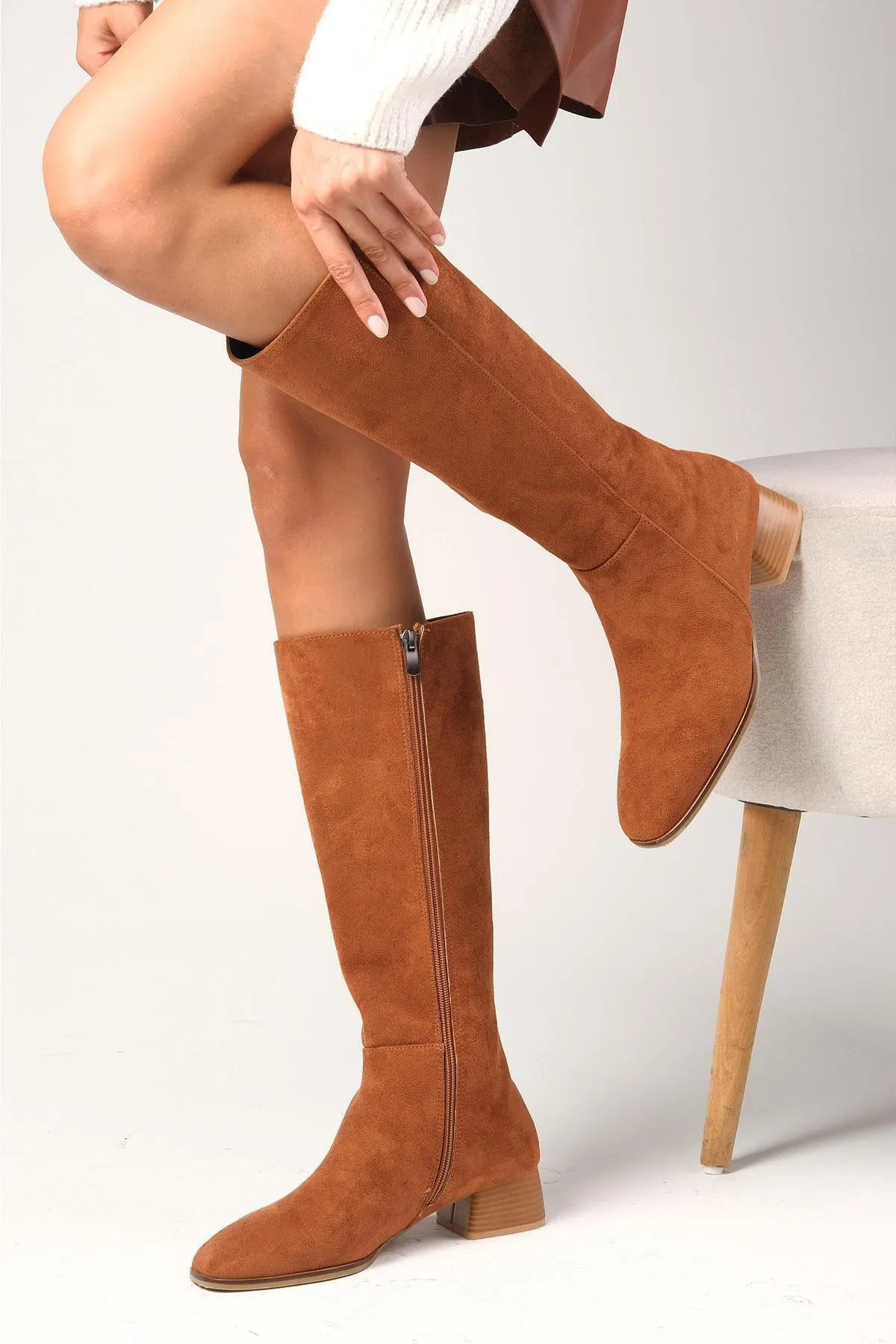Mio Gusto  Hellbraune Wildlederstiefel mit seitlichem Reißverschluss und dünnem Kunstfellfutter sowie stumpfer Zehenpartie und Absatz für Damen