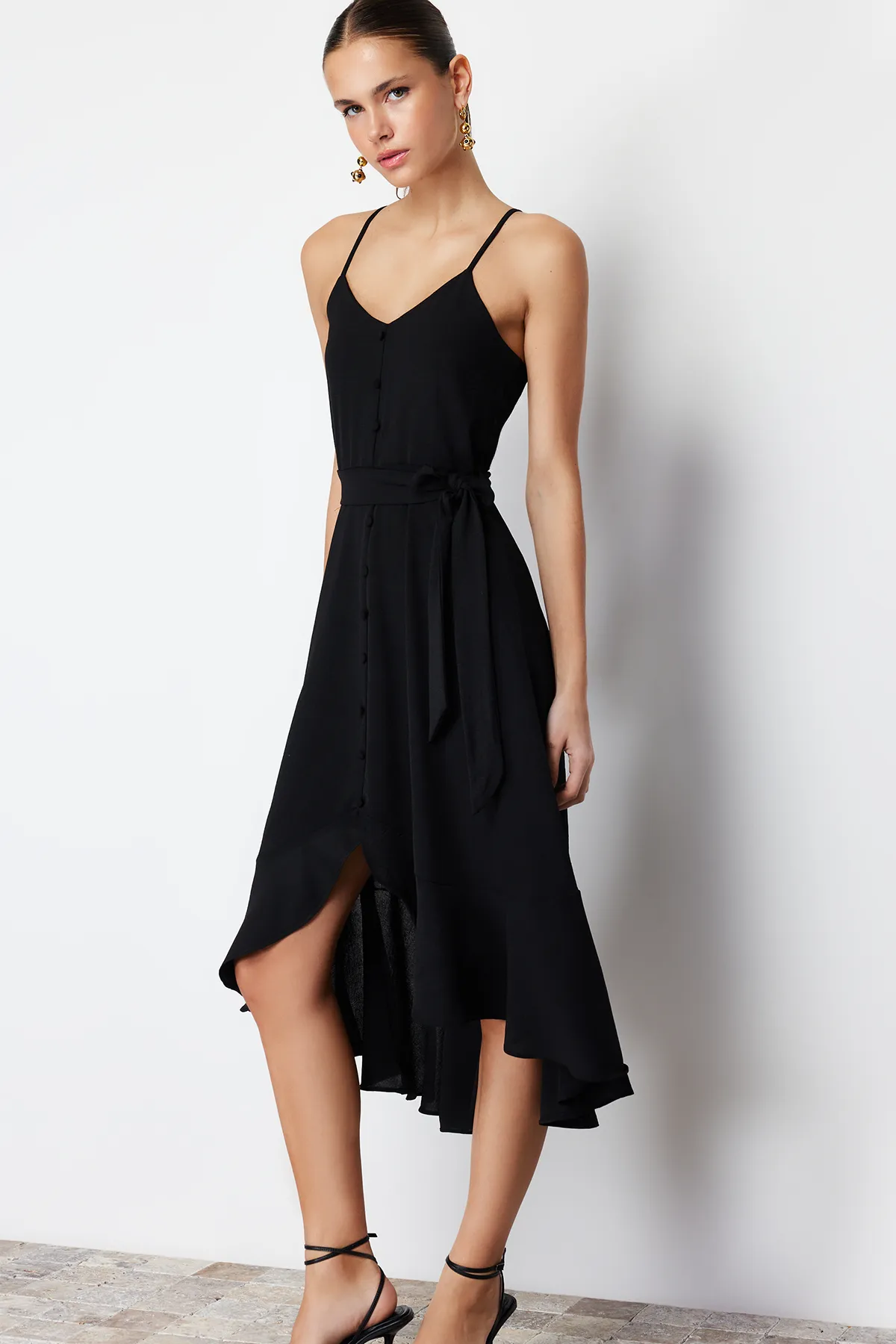 Trendyol Collection  Schwarzes, gewebtes Maxikleid in A-Linie/Glockenform mit Volant und Gürtel TWOSS23EL02271