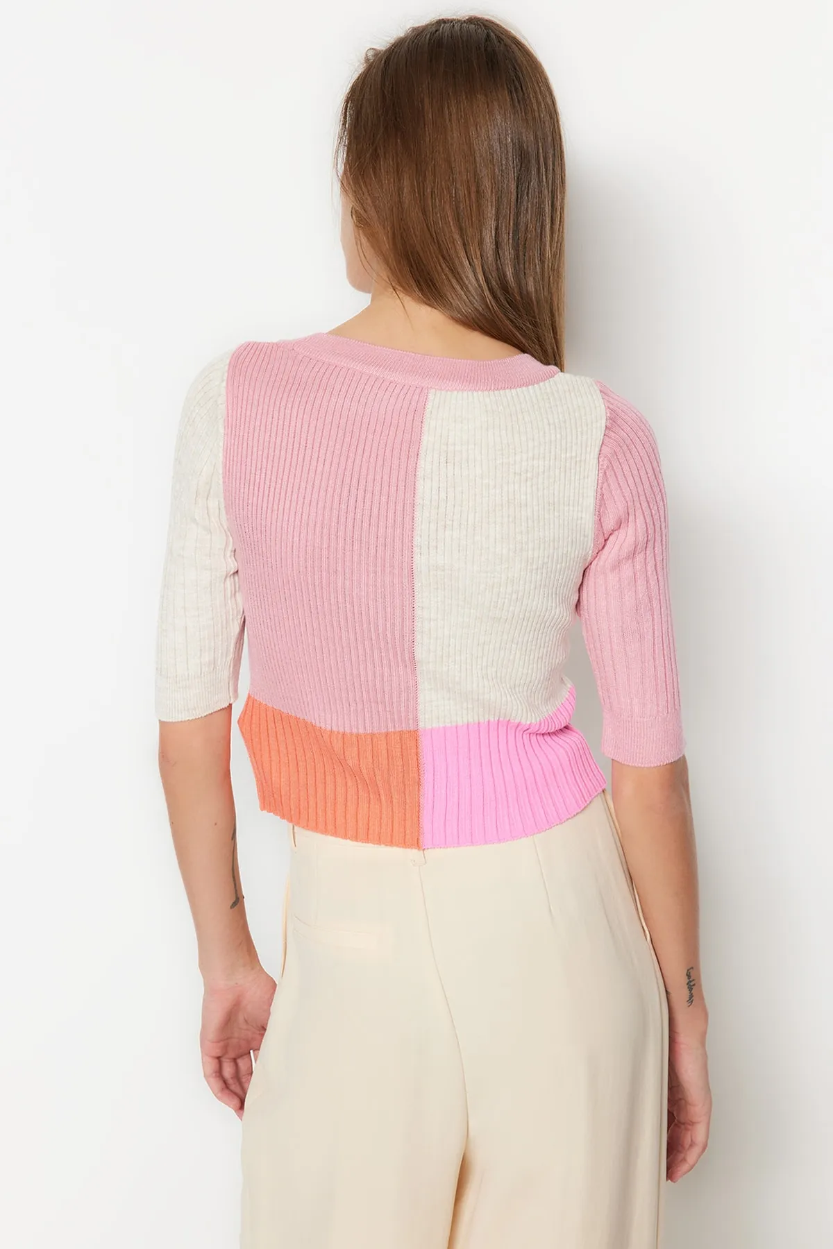 Trendyol Collection  Lachsfarbener, kurzer Strickpullover mit Farbblockdesign TWOSS23KZ00003