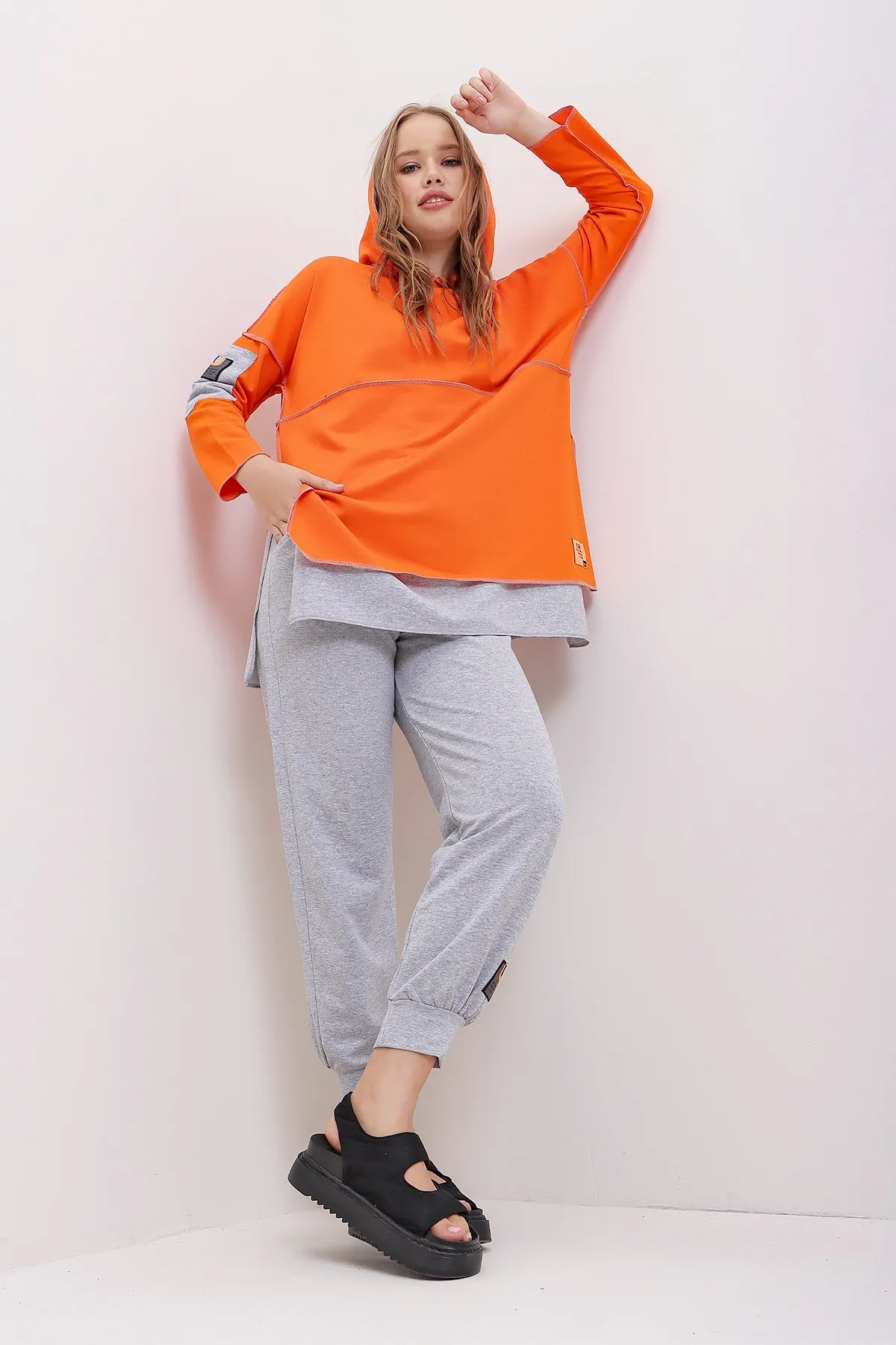 Trend Alaçatı Stili  Damen-Doppelset aus mehrlagigem Kapuzenpullover und Jogginghose in Orange ALC-X7144