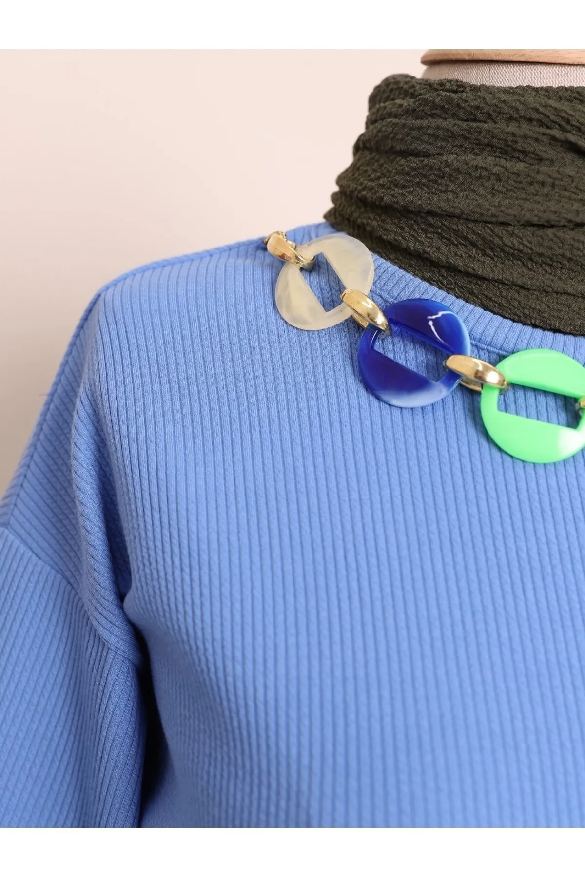 Modamorfo  Doppeltes Set mit Rundhalsausschnitt und farbenfrohem Halskettendetail