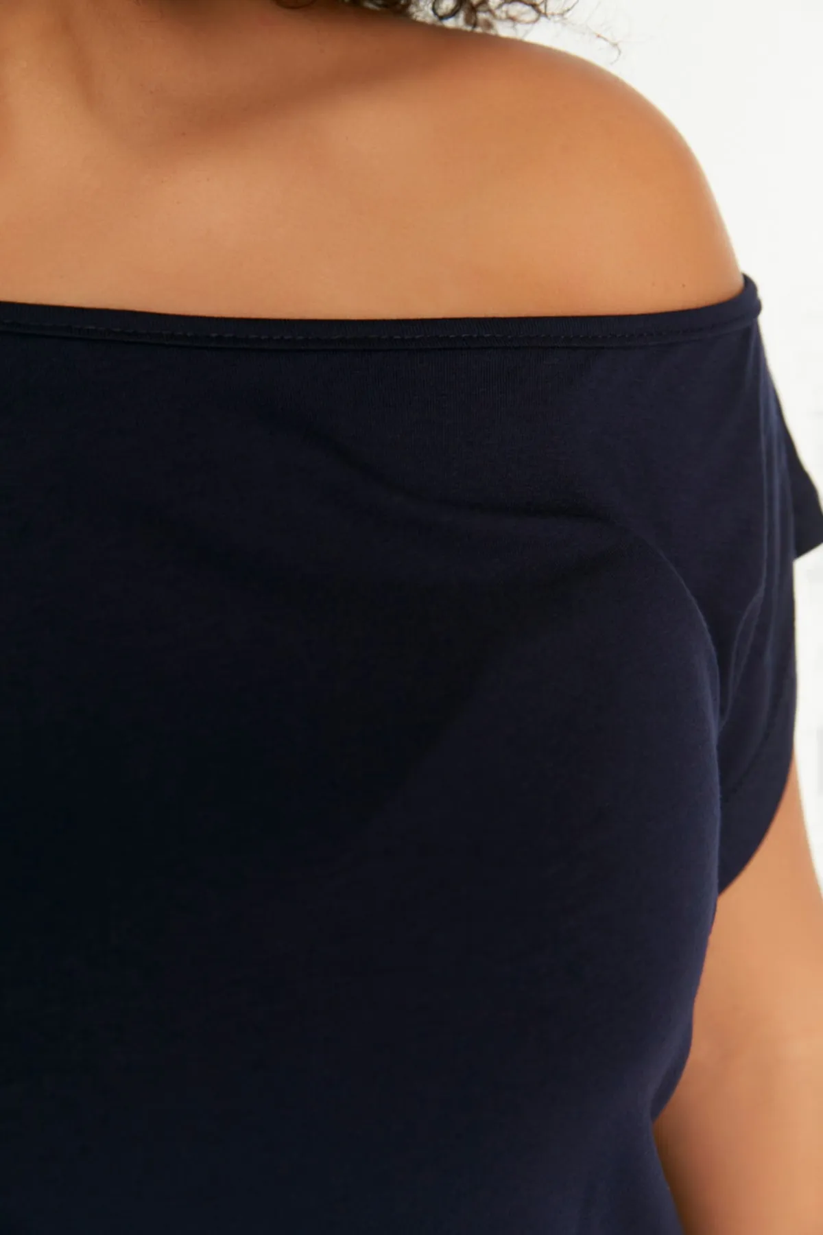 Trendyol Curve  Marineblaues Pyjama-Set aus Strick mit tiefen Schultern TBBSS22PT0570
