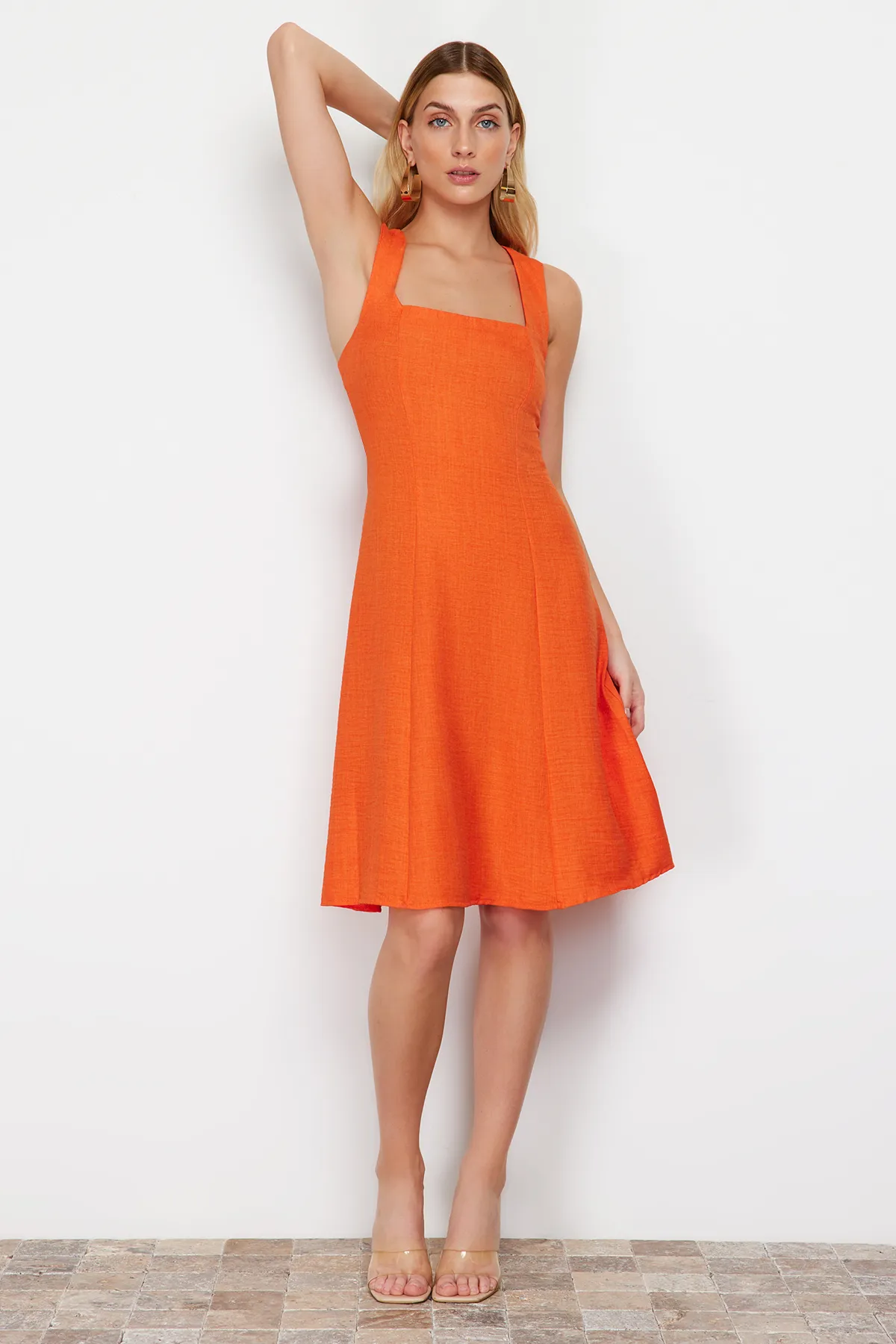 Trendyol Collection  Orangefarbenes A-Linien-/Glockenform-Minikleid aus Webstoff mit quadratischem Ausschnitt TWOSS23EL01549
