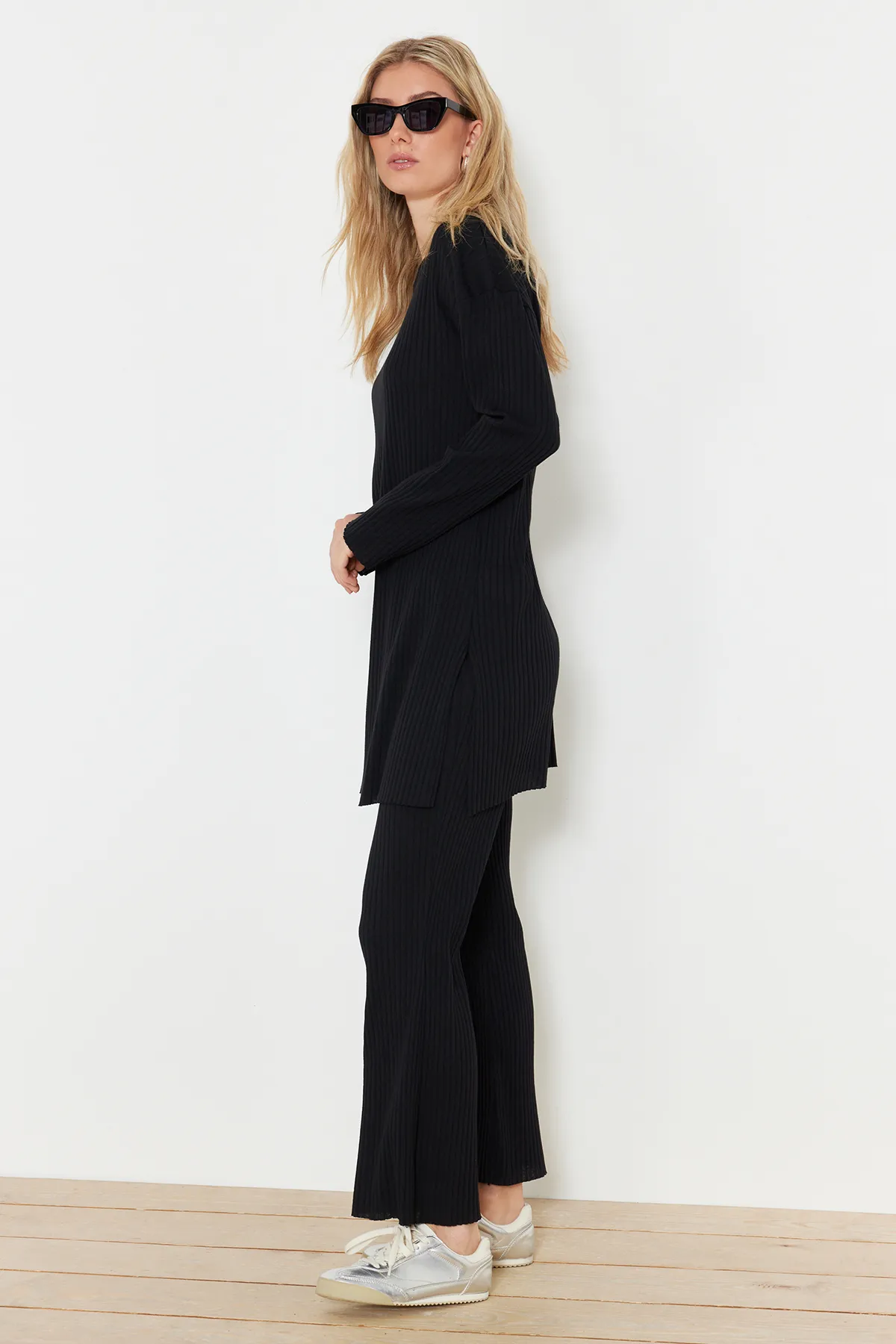 Trendyol Modest  Schwarzes Set aus gestricktem Oberteil und Unterteil im Camisole-Stil TCTSS24US00060