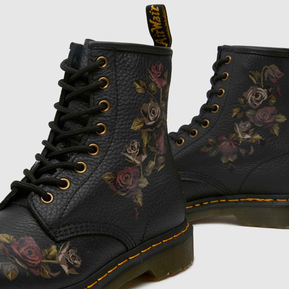 Škornji Dr. Martens 1460 v črni barvi