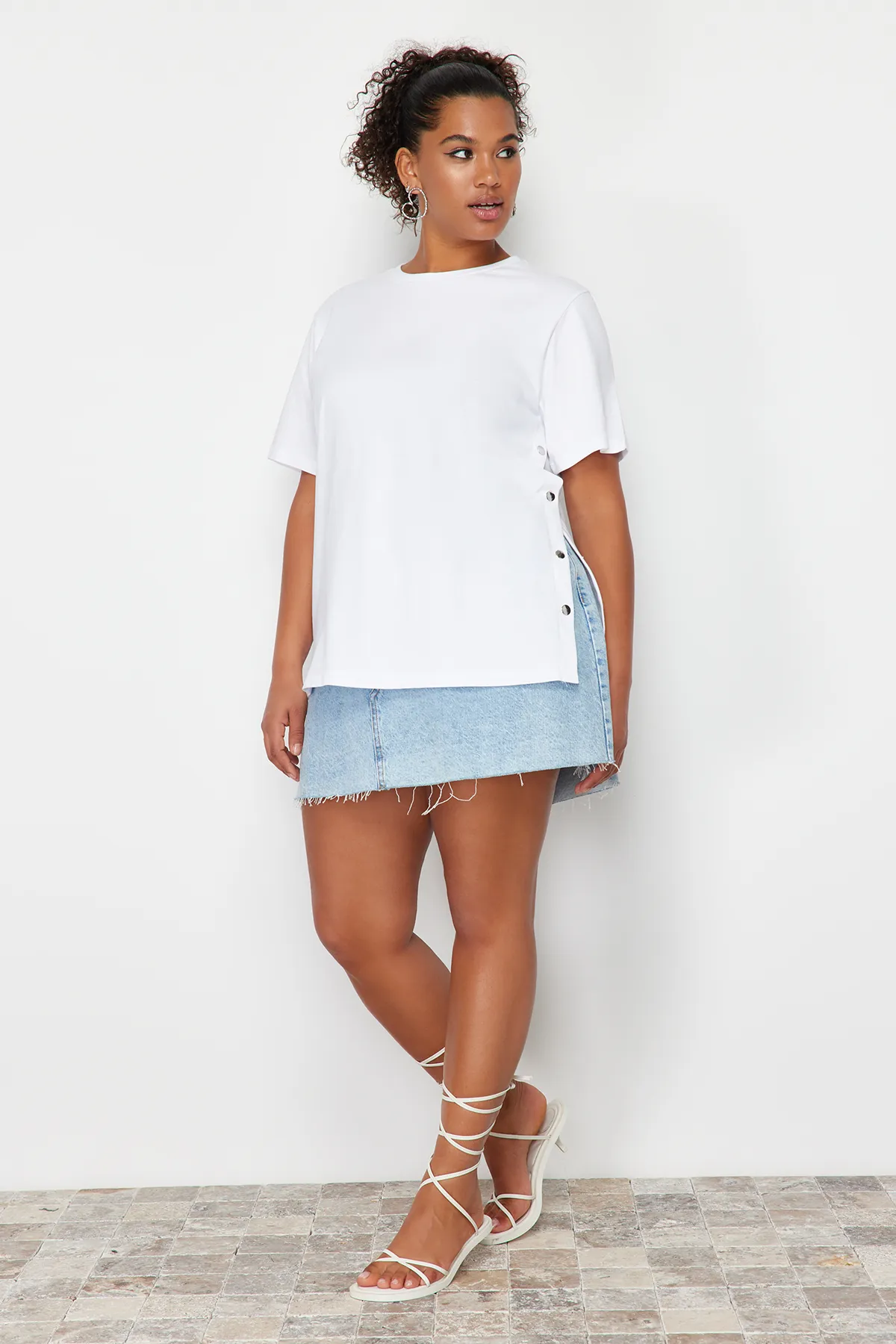 Trendyol Curve  Weißes Strick-T-Shirt mit Knopfdetail TBBSS24BF00000