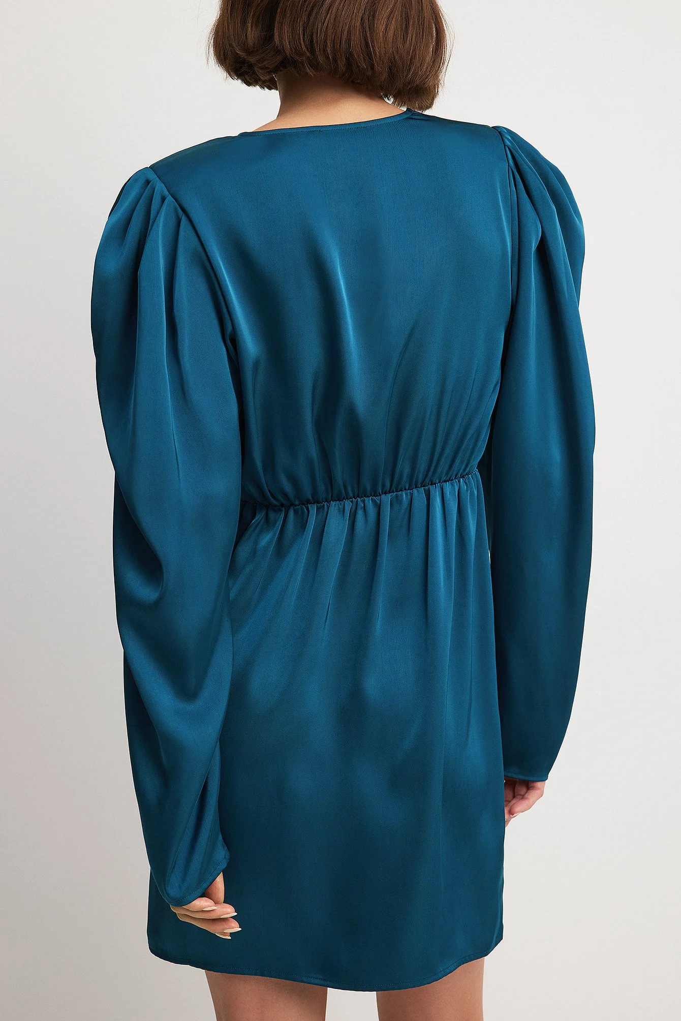 Satin-Minikleid mit gerafften Schultern