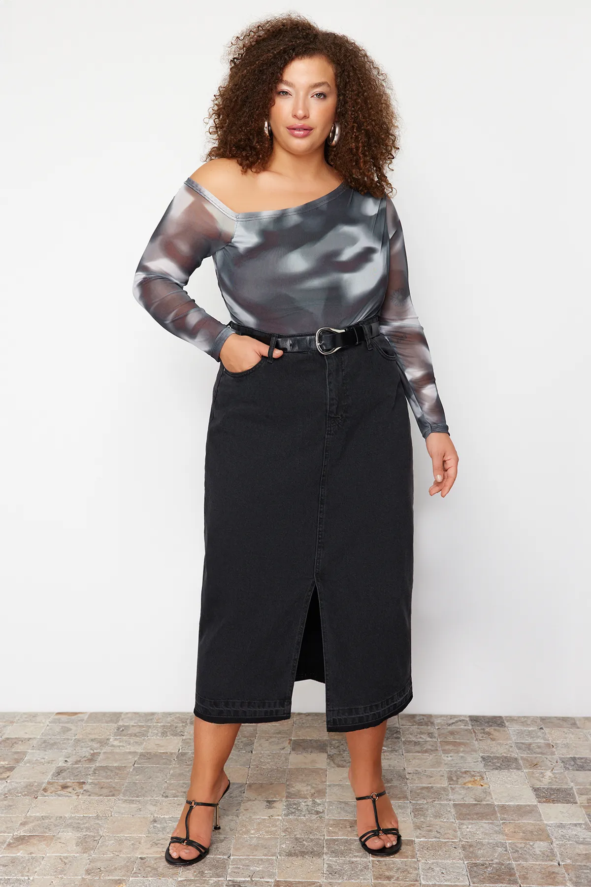 Trendyol Curve  Anthrazitfarbene Strickbluse mit Tüllfutter und asymmetrischem Kragen TBBSS24AF00025