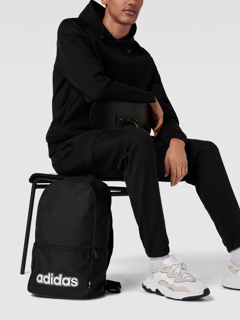 Rucksack mit Label-Print in schwarz