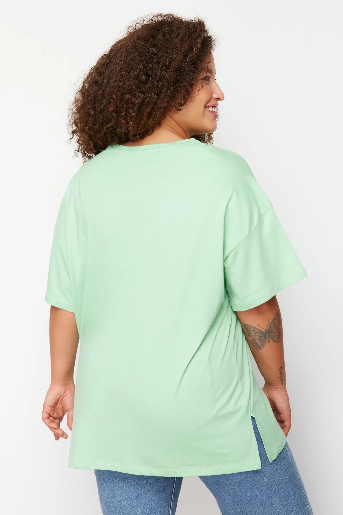 Trendyol Curve  Mintfarbenes, bedrucktes Strick-T-Shirt mit Rundhalsausschnitt und weiter Passform TBBSS23BF00015