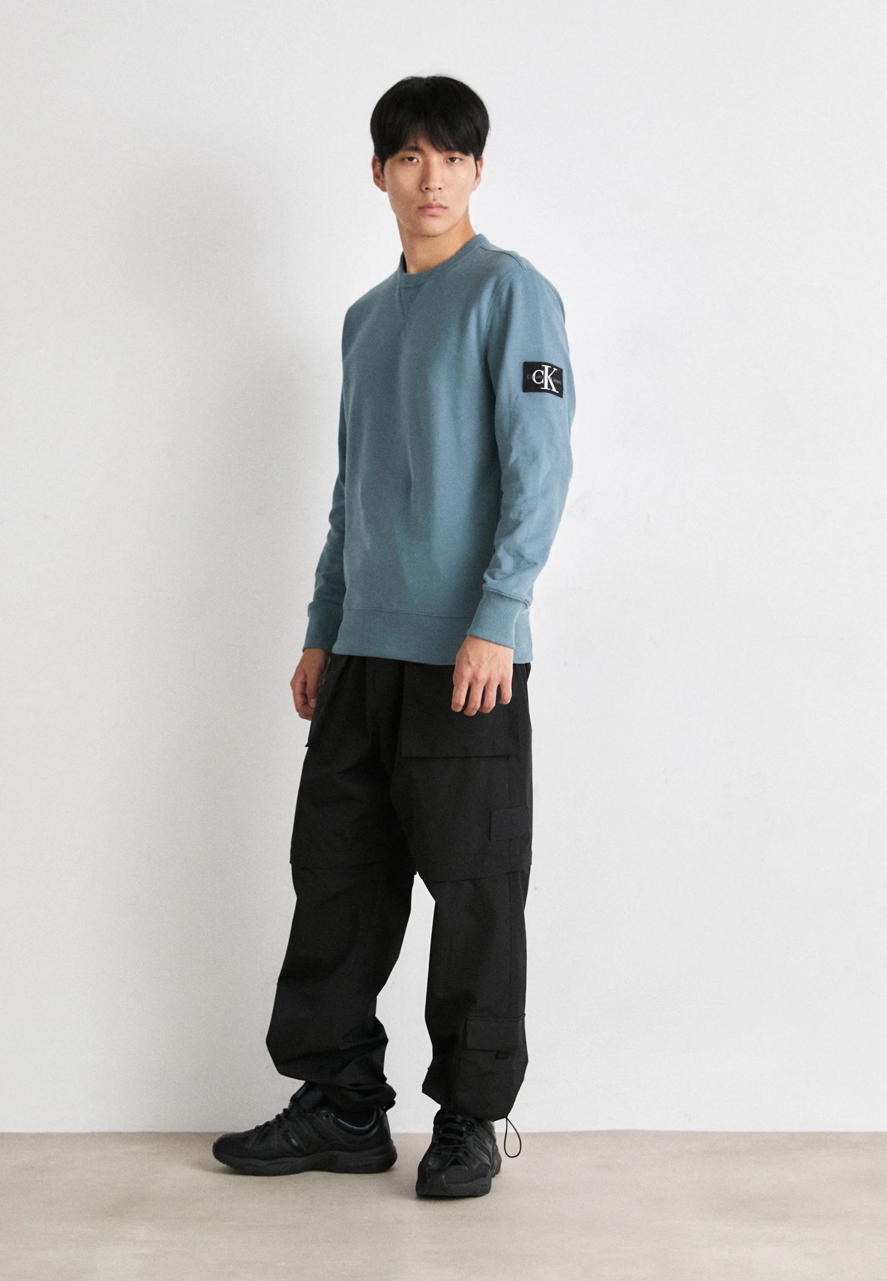 Sudadera con cuello redondo y insignia de Calvin Klein Jeans