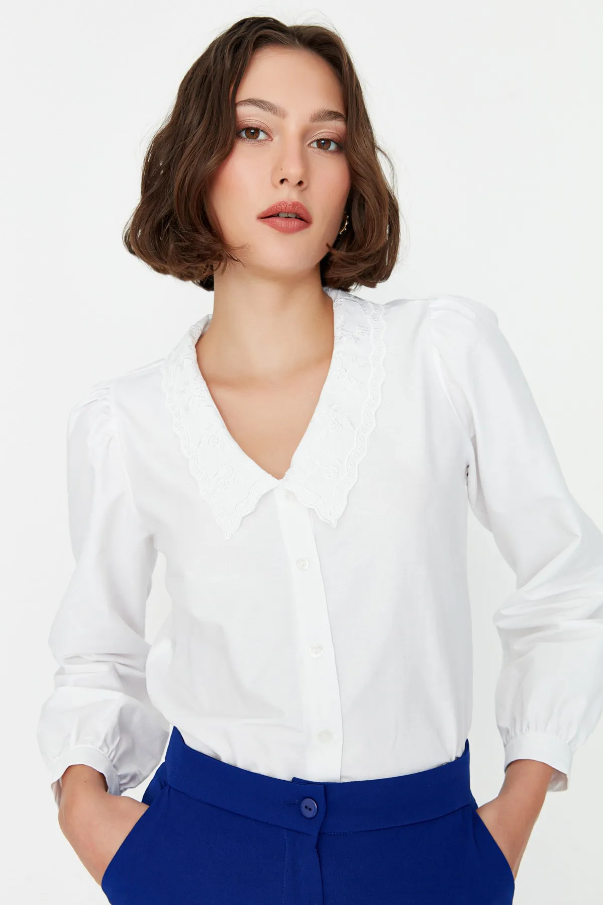Trendyol Collection  Weißes, besticktes Baumwollhemd mit Stickereidetails - TWOAW21GO0005