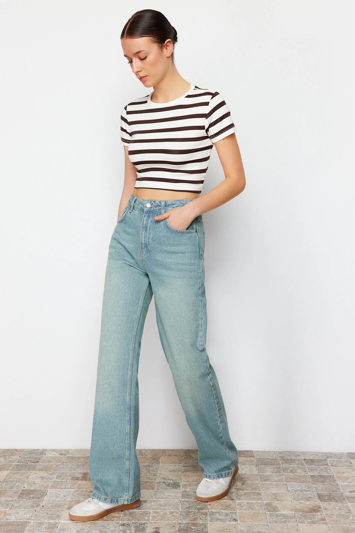 Trendyol Collection  Jeans mit hoher Taille und weitem Bein in blassblauem Vintage-Effekt TWOSS23JE00166