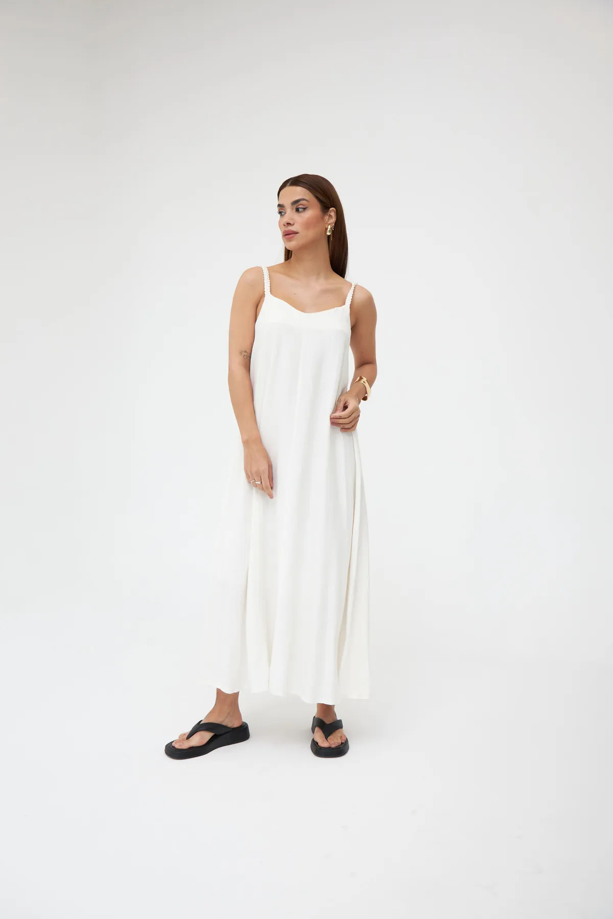 Laluvia  Ecrufarbenes, langes Leinenkleid mit Strickriemen