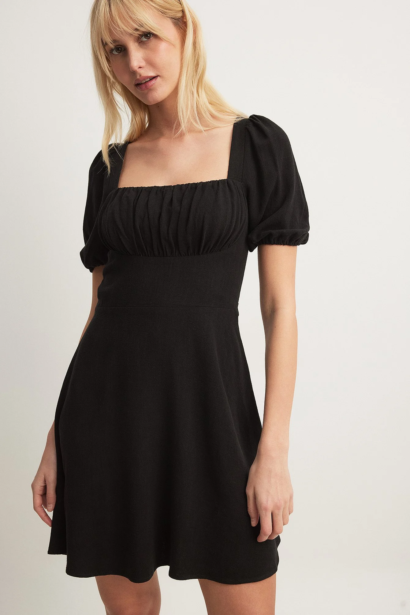 Minikleid mit Schnürung hinten und Puffärmeln