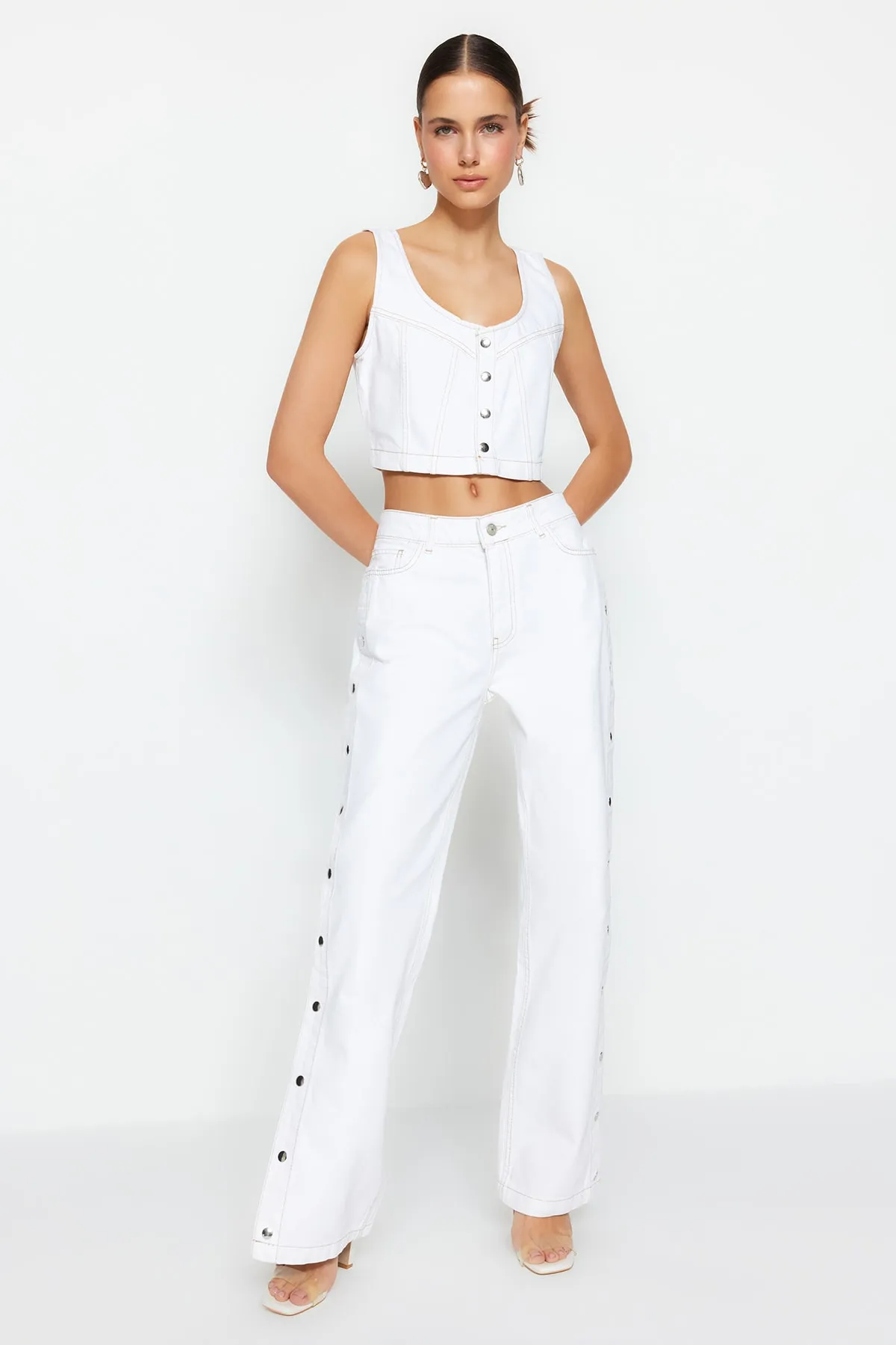 Trendyol Collection  Weißes Jeans-Bustier in limitierter Auflage mit Nieten-Detail TWOSS23BS00015