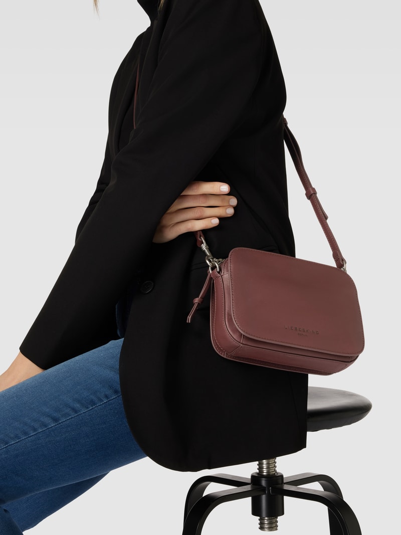 Handtasche aus Leder mit Label-Schriftzug in dunkelbraun