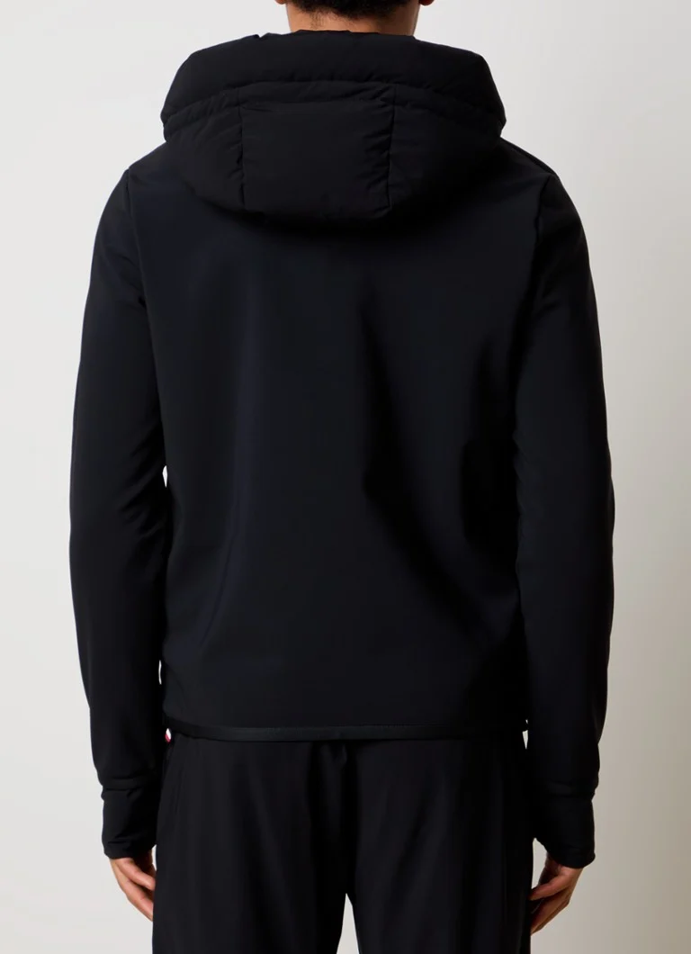 Moncler-tikkitakki, jossa logo ja vetoketjutaskut