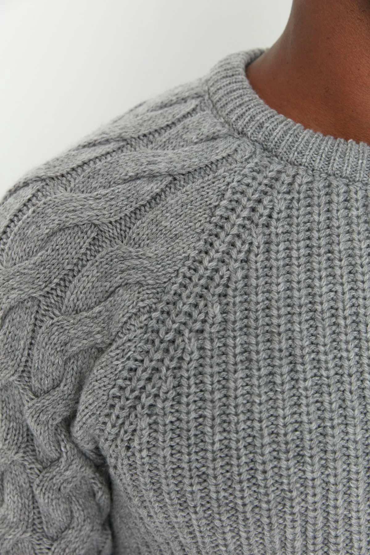 Trendyol Collection  Grauer Strickpullover mit Rundhalsausschnitt, normaler Passform und detailliertem Haarzopfmuster TMNAW22KZ2059