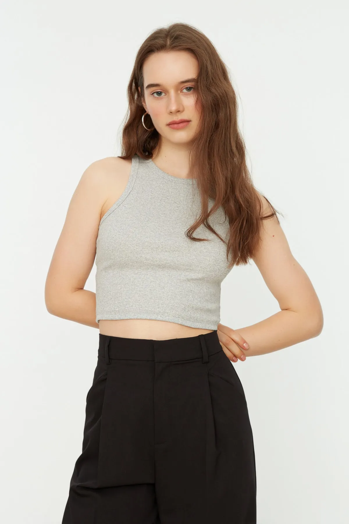Trendyol Collection  Graues tailliertes/tailliertes Crop-Neckholder-Unterhemd aus geripptem, flexiblem Strick TWOSS21AL0050