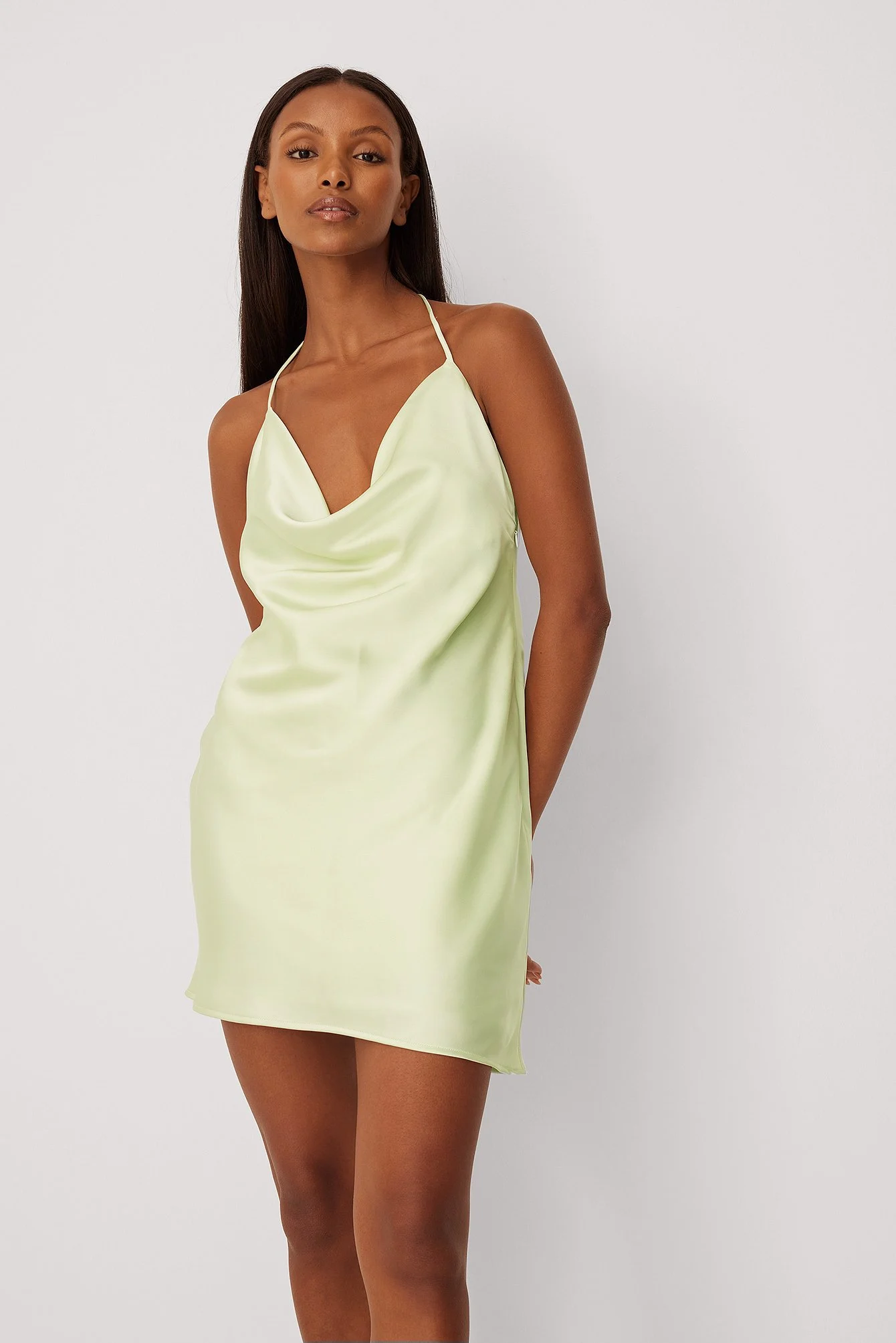 Mini-Satin-Kleid mit Wasserfall-Detail