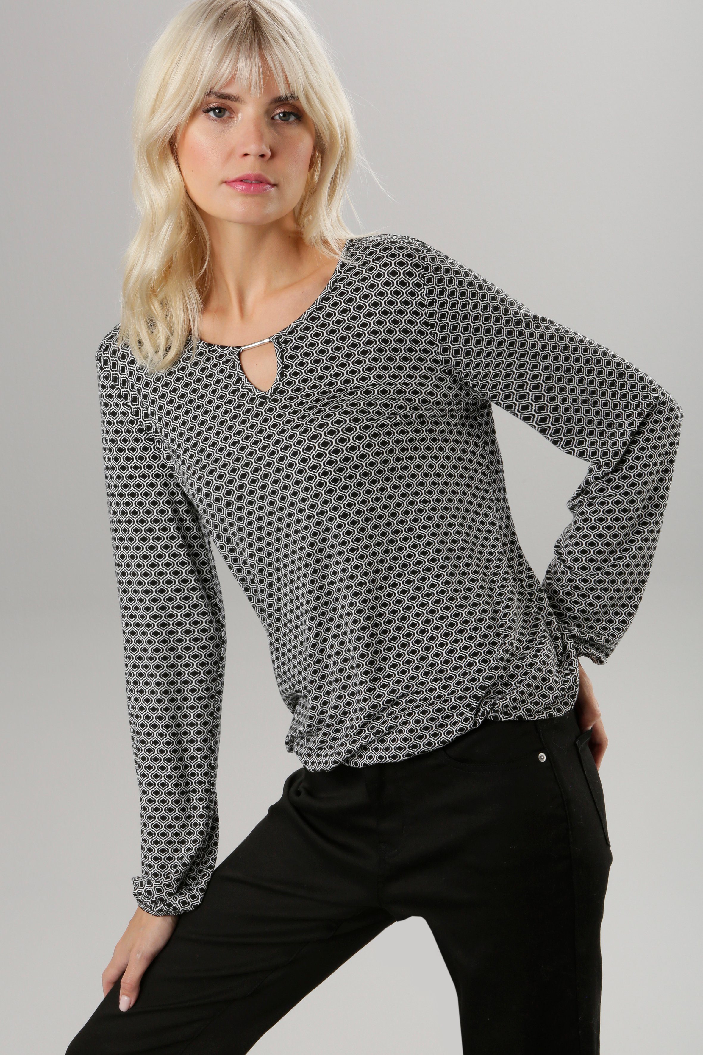 Aniston SELECTED Langarmshirt in unterschiedlichen Drucken, jeweils mit Schmuckelement