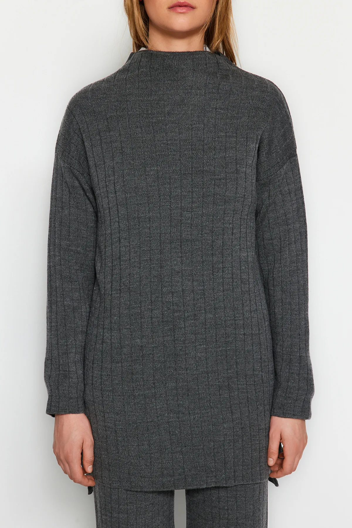 Trendyol Modest  Geräuchertes Strickset aus geripptem Pullover und Hose mit halbem Rollkragen TCTAW22US0101