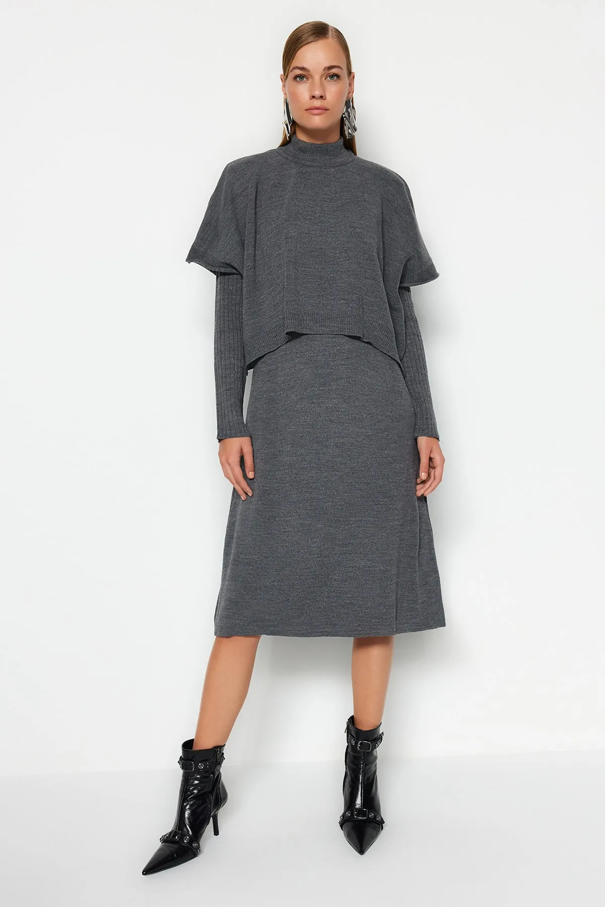 Trendyol Collection  Anthrazitfarbener, weit geschnittener Midi-Strickpullover mit hohem Kragen und Anzug TWOAW24EL00012