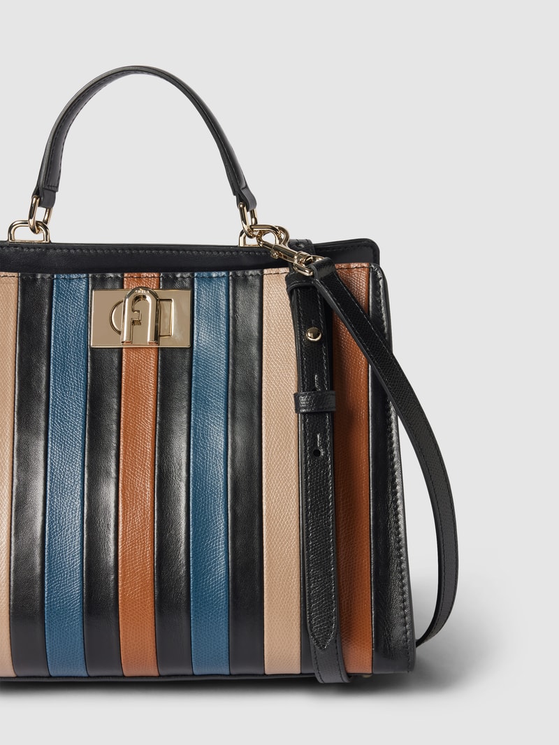 Handtasche mit Streifen-Strukturmuster in schwarz