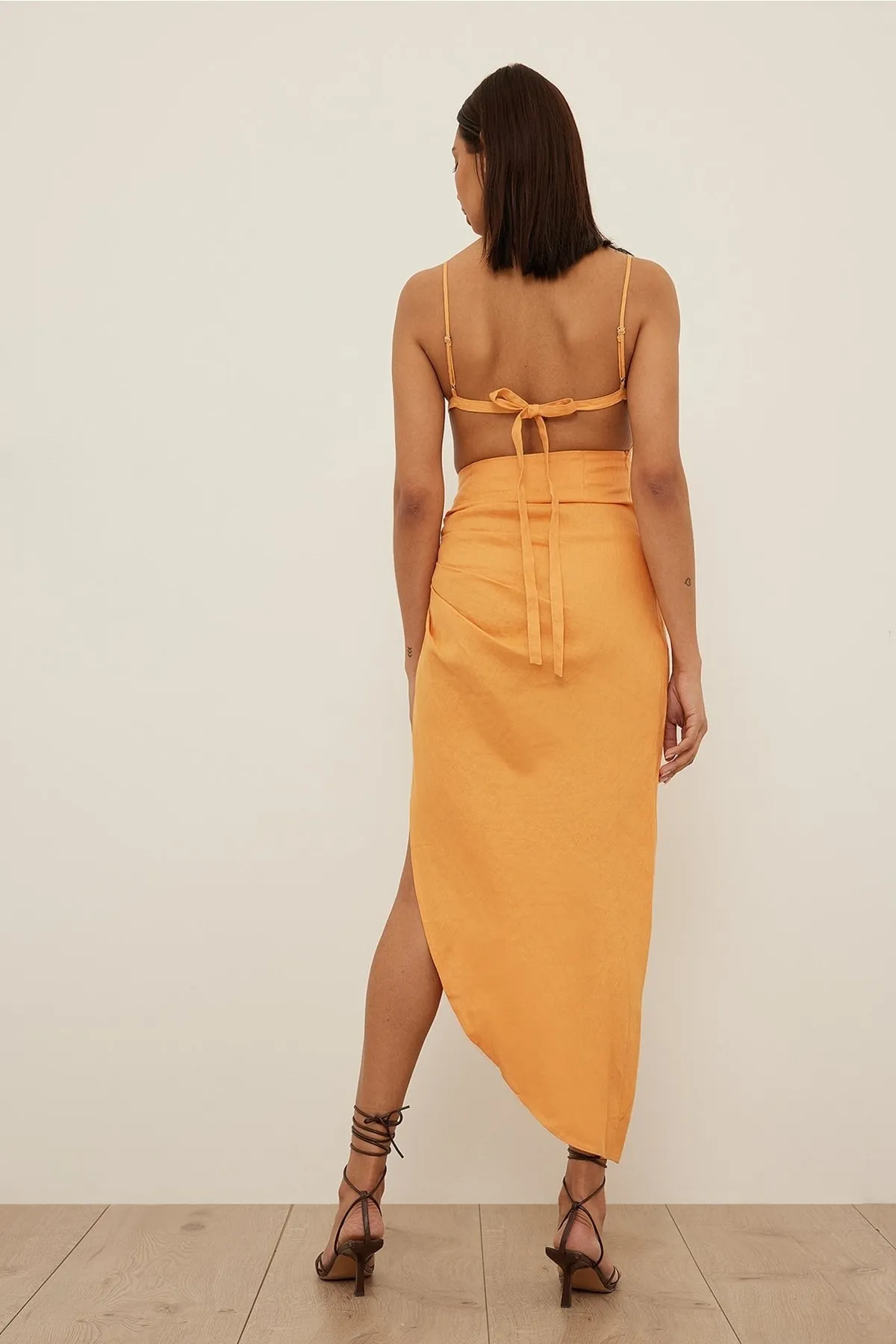 NA-KD  Drapiertes Leinenkleid.