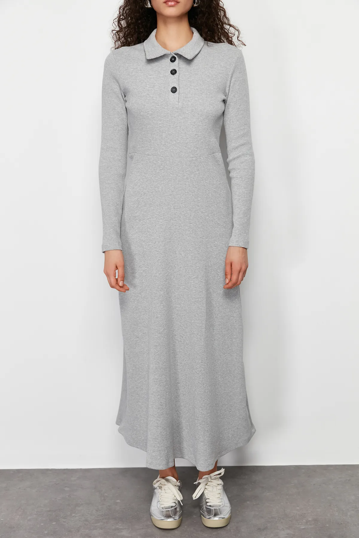 Trendyol Modest  Graues schlichtes Strickkleid mit Polokragen und Knopfdetail TCTSS24EB00123