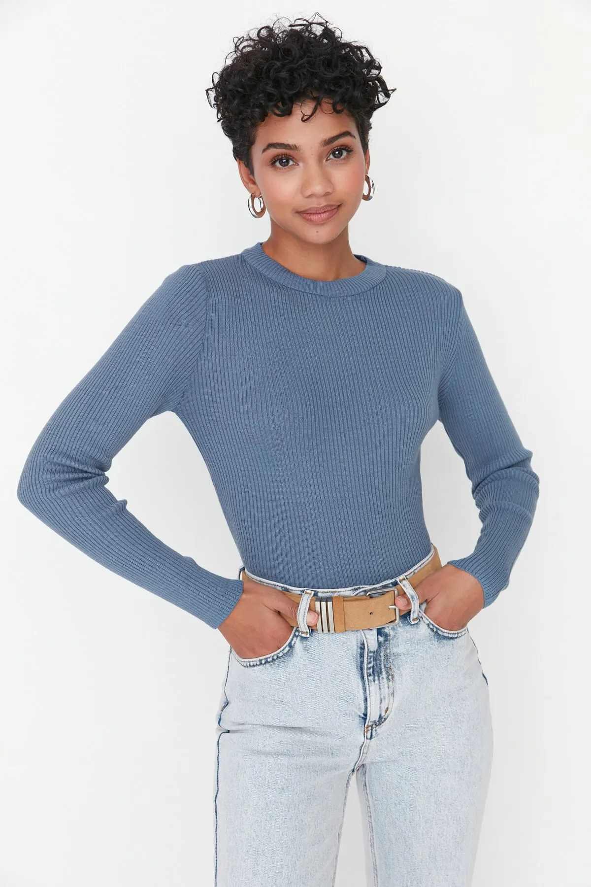 Trendyol Collection  Indigoblauer Basic-Pullover aus Kordelstrick TWOAW22KZ1708