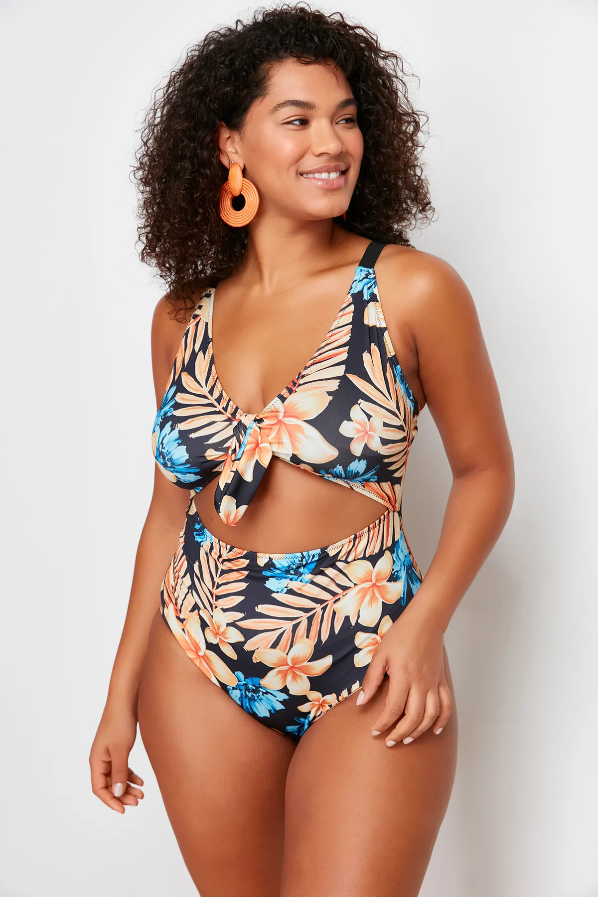Trendyol Curve  Badeanzug mit Blumenmuster und blauem Bindedetail