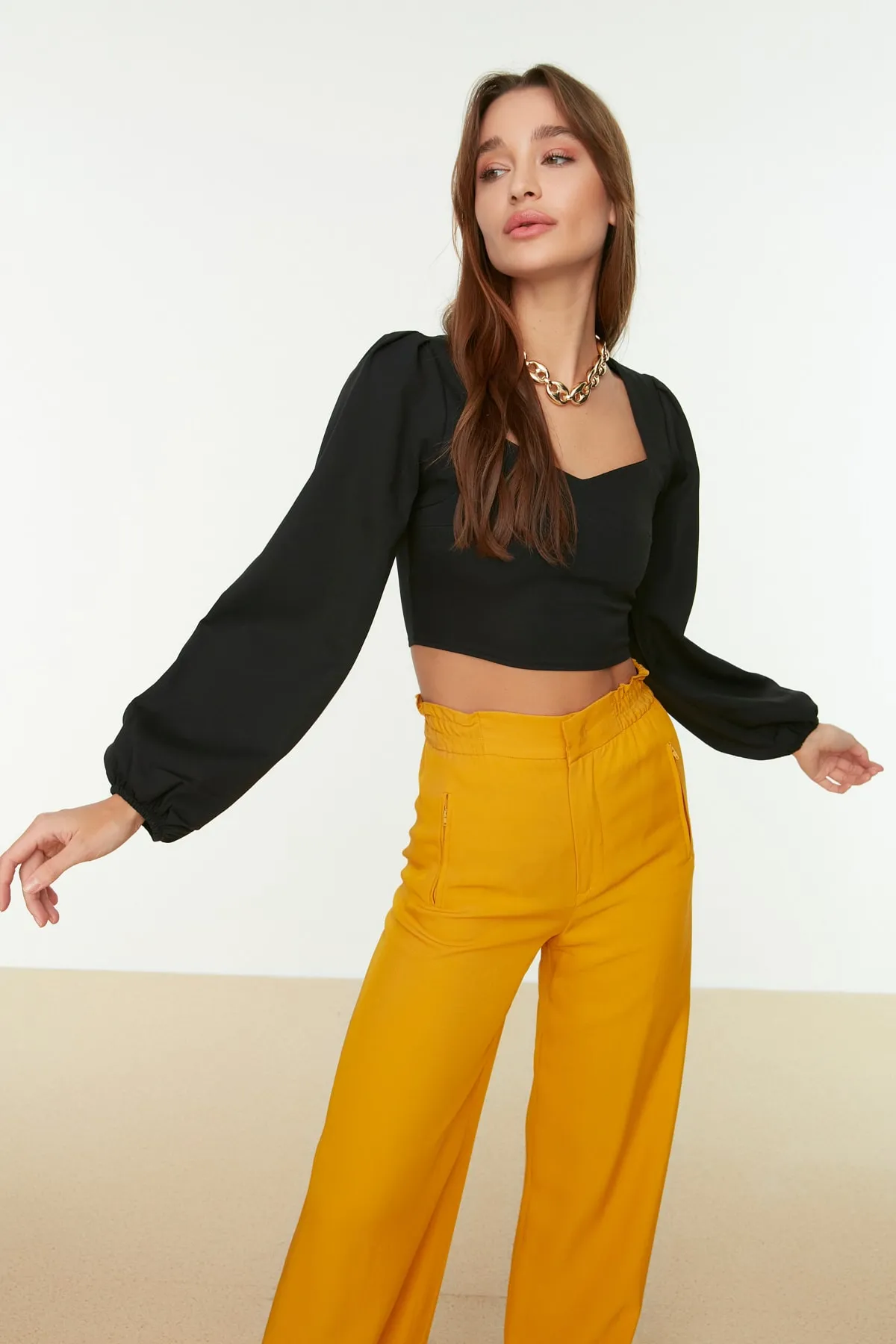 Trendyol Collection  Schwarze, kurz geschnittene, langärmlige Webbluse mit Herzausschnitt TWOSS21BZ0236