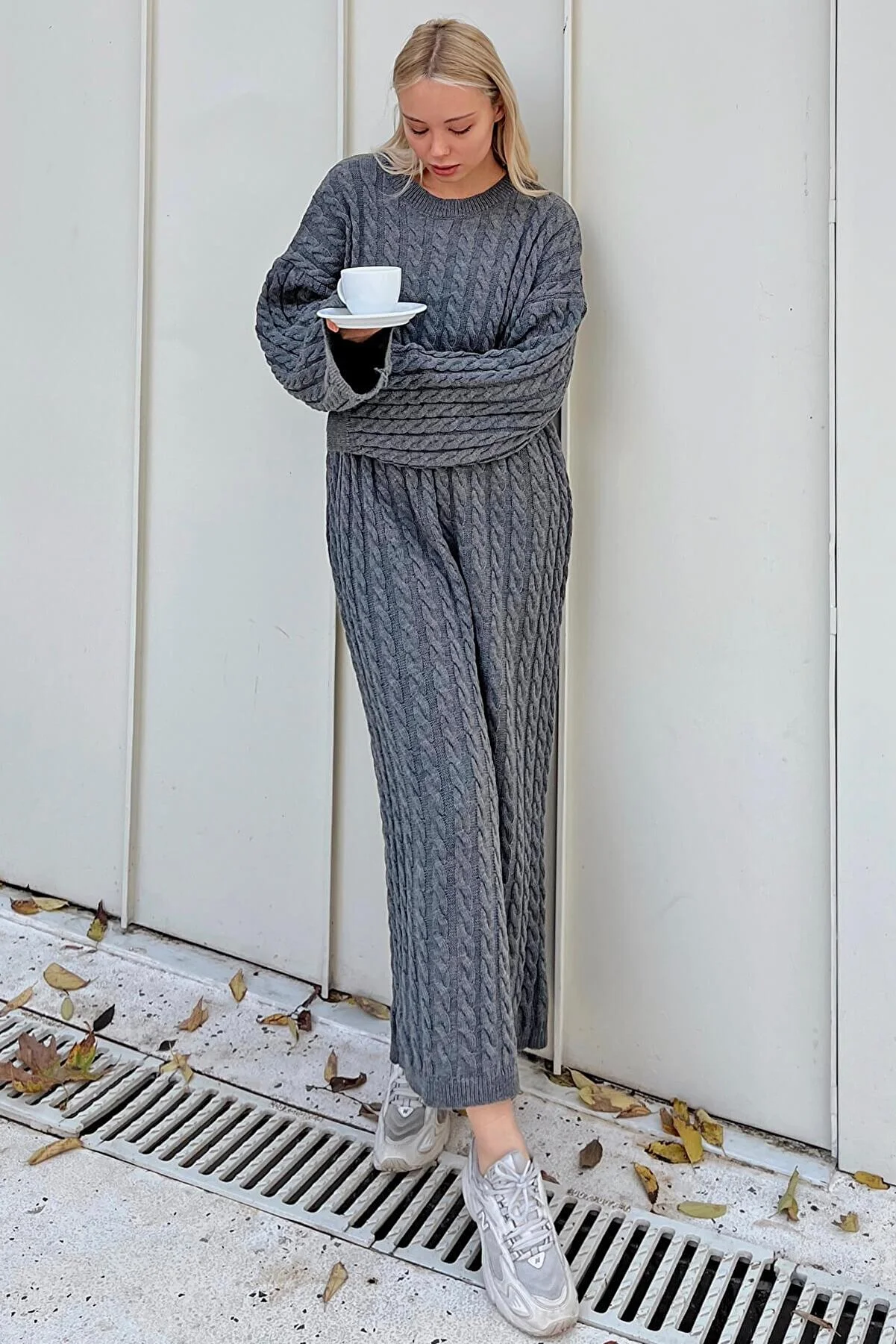 Swist  Geräuchertes Rundhals-Midikleid aus geflochtener Strickware für Damen