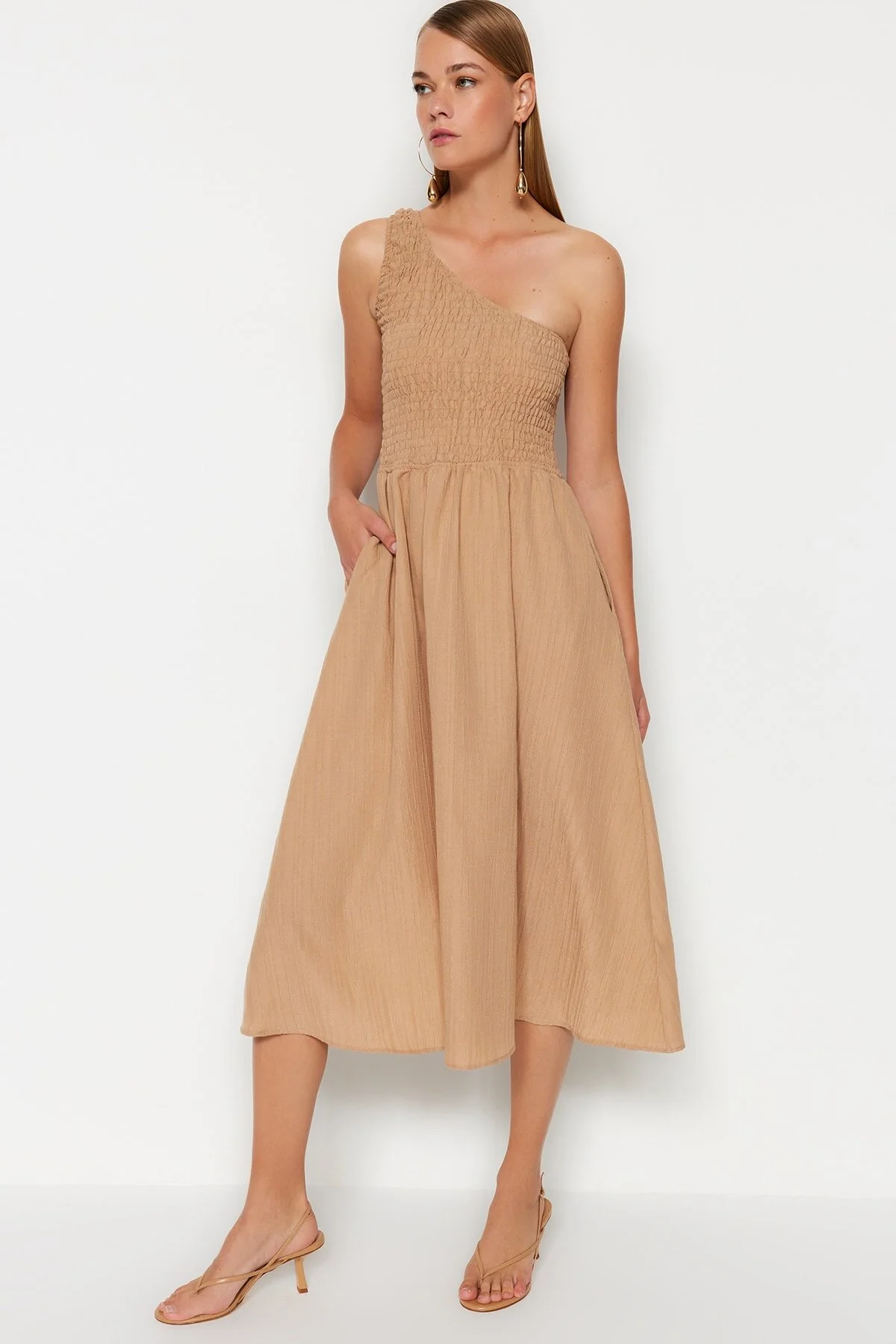 Trendyol Collection  Kamelfarbenes Midi-Webkleid mit Taillenöffnung TWOSS23EL01830