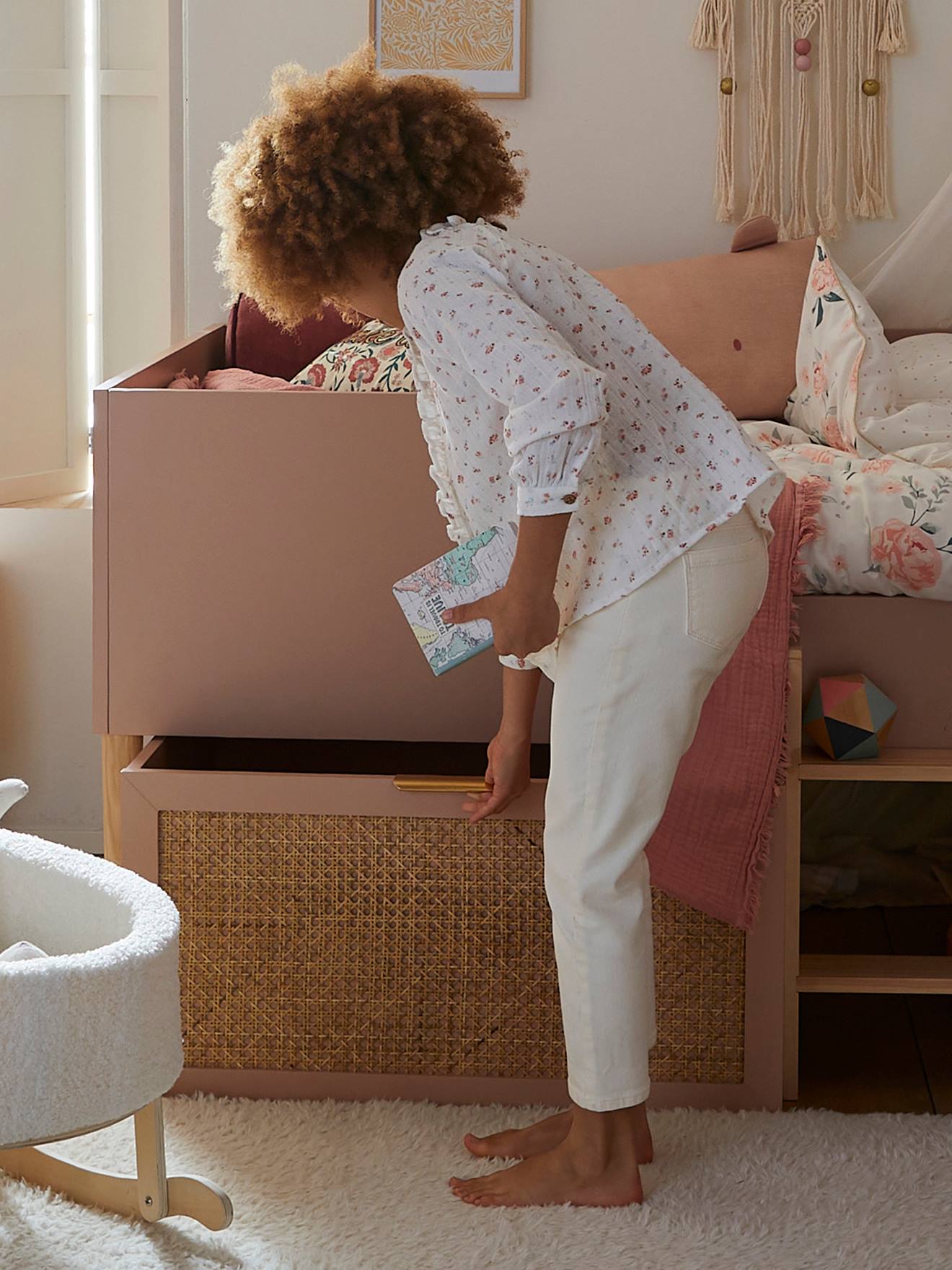 Vertbaudet Kinder Hochbett POESIE, Schubladen mit Rattan - rosa/natur