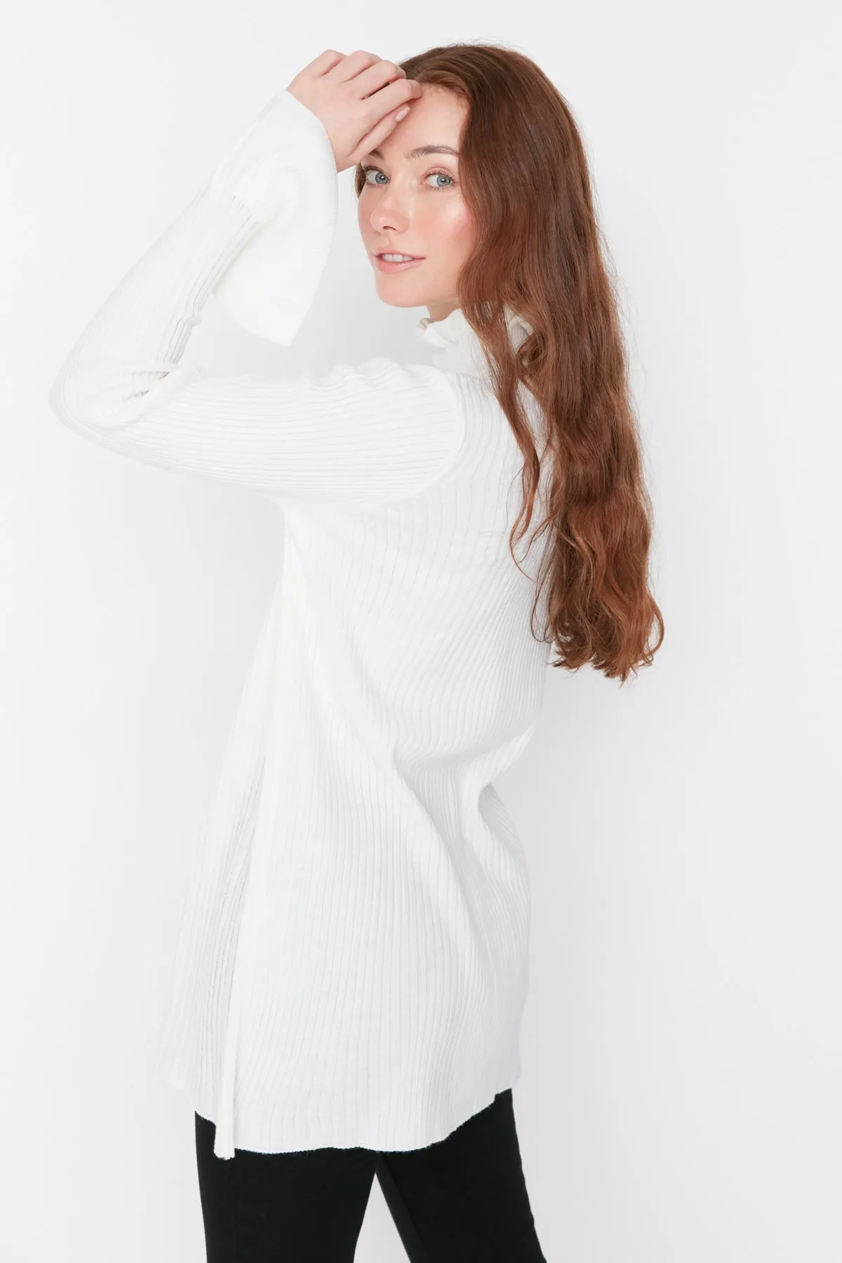 Trendyol Modest  Ecrufarbener Strickpullover mit hohem Kragen TCTAW23AK00039