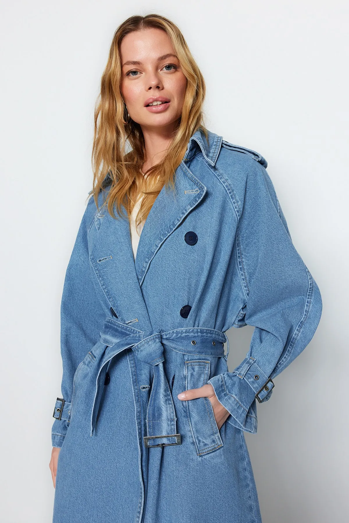 Trendyol Collection  Blauer Denim-Trenchcoat mit Gürtel TWOSS23TR00028