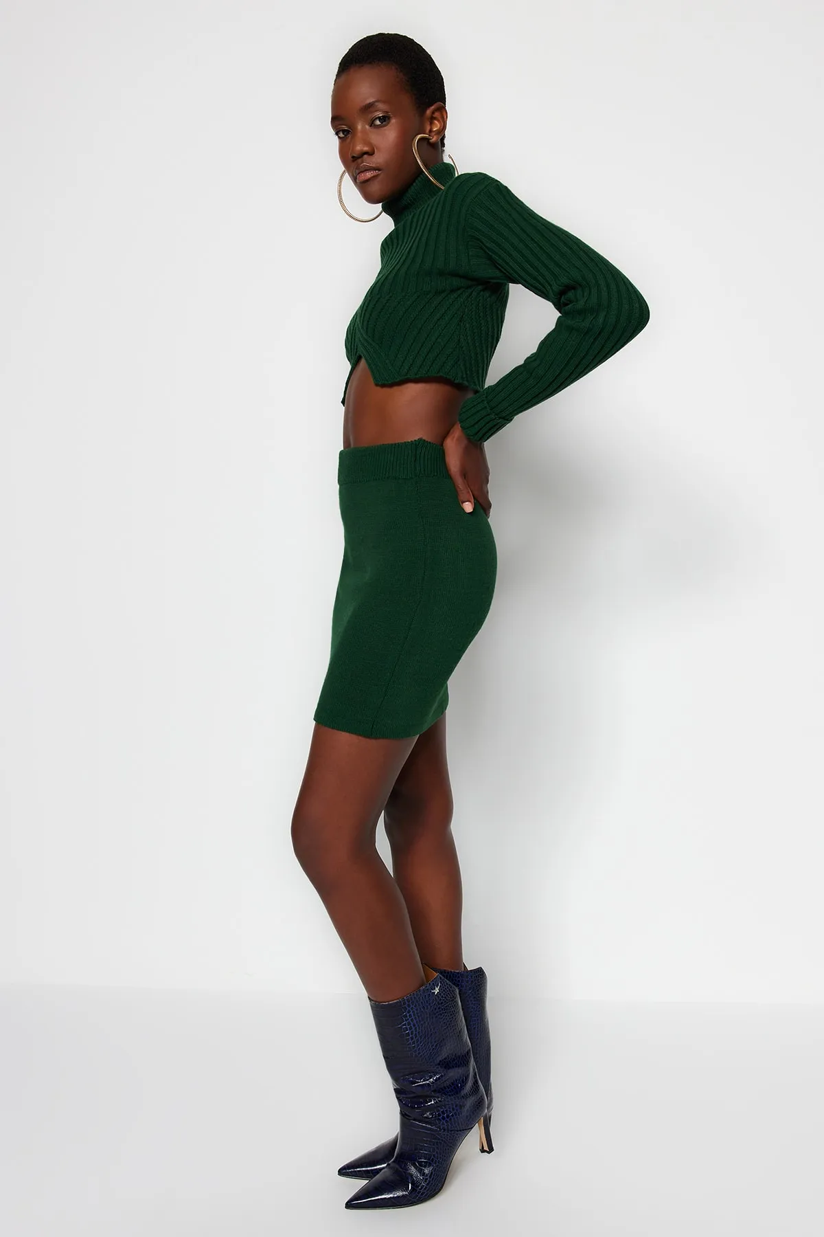 Trendyol Collection  Smaragdgrünes, superkurzes Strickoberteil und -unterteil-Set mit Rollkragen und Rock TWOAW24AU00098