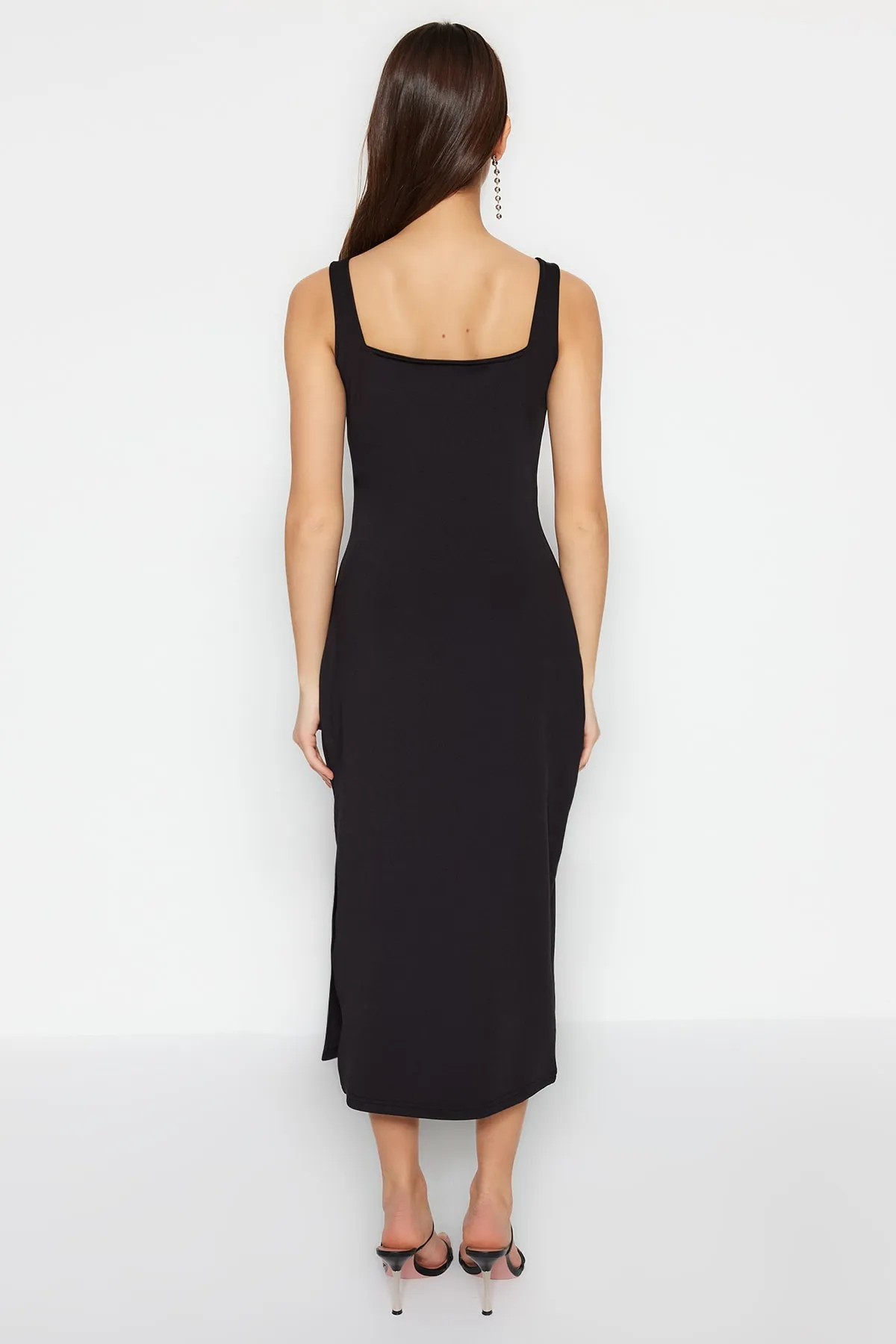 Trendyol Collection  Schwarzes, figurbetontes, elegantes Midi-Strickkleid mit Schlitz und Schlitz am eckigen Ausschnitt TWOSS23EL02144