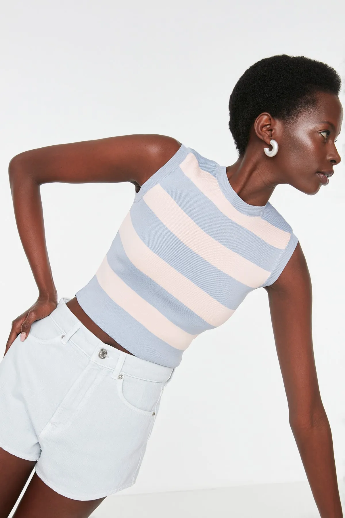 Trendyol Collection  Blaue Crop-Strickbluse mit Streifen TWOSS22BZ1173
